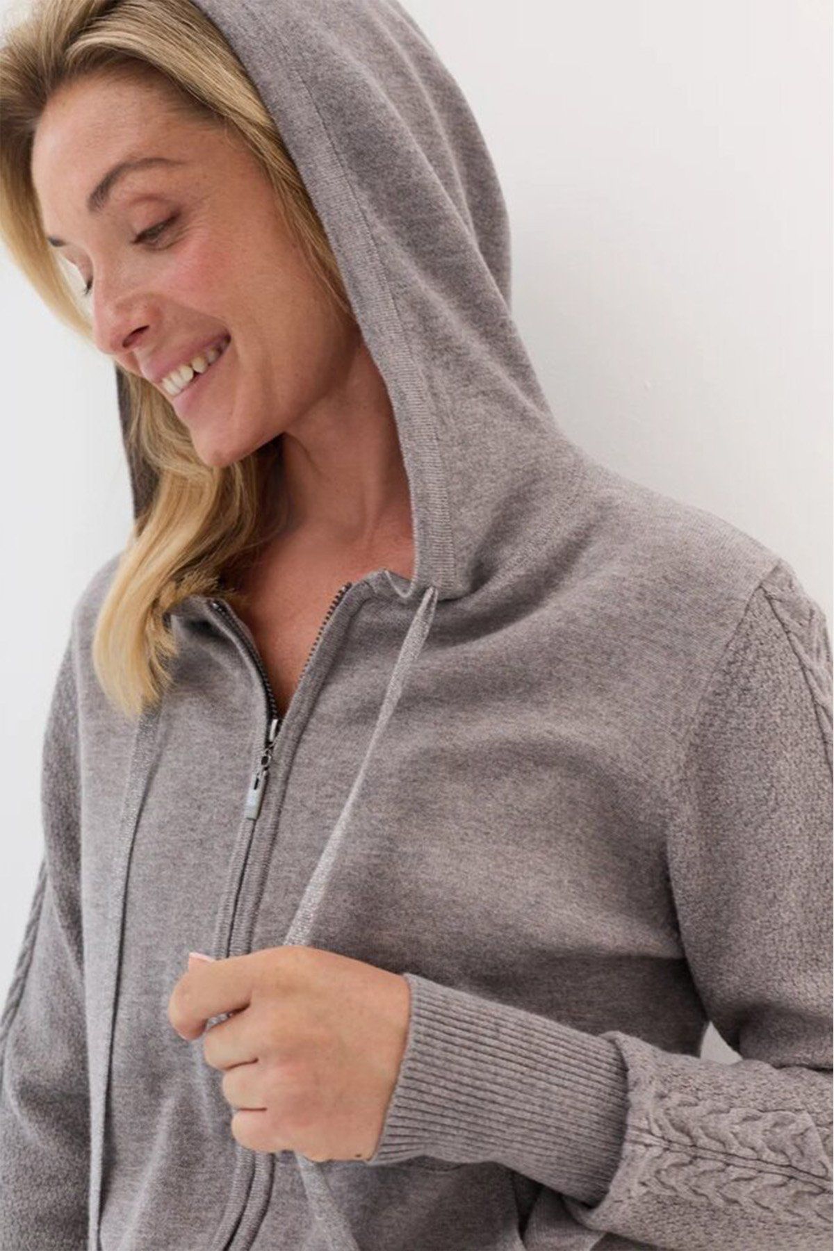 Вязаный жакет с капюшоном, 48р