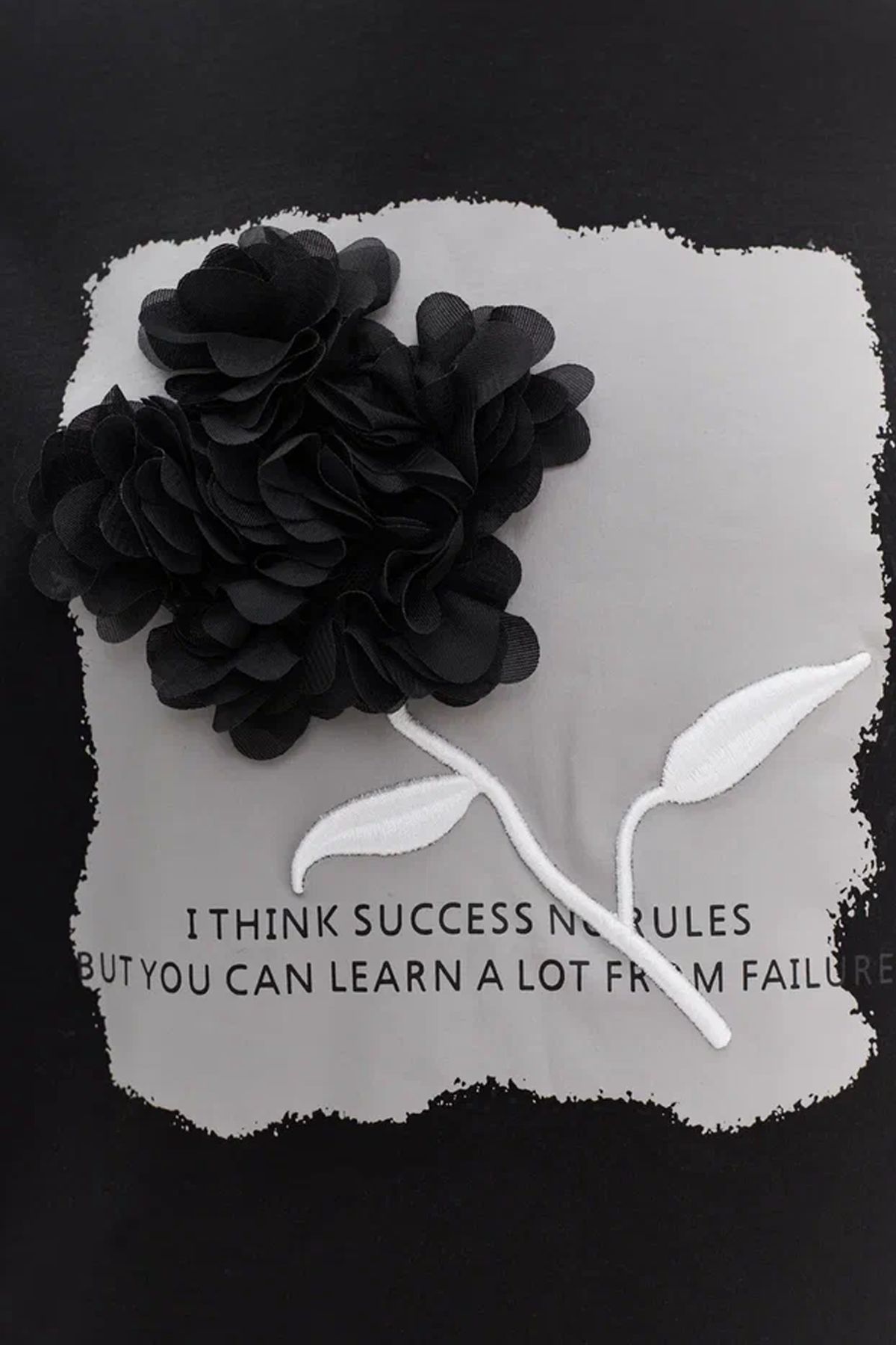 Футболка чёрного цвета с объёмной аппликацией и надписью, 50р