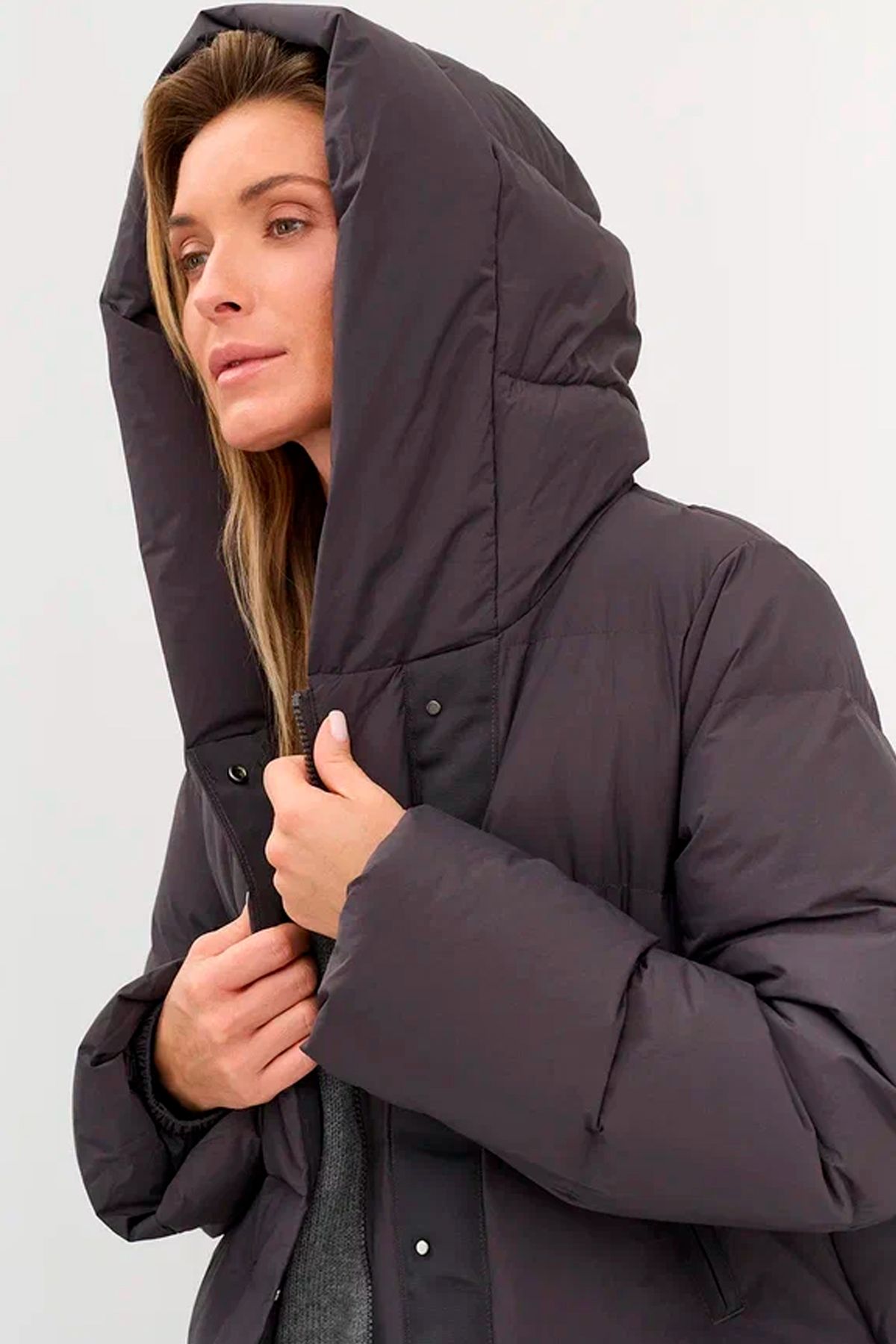 Пуховое пальто с объемными карманами, 40р