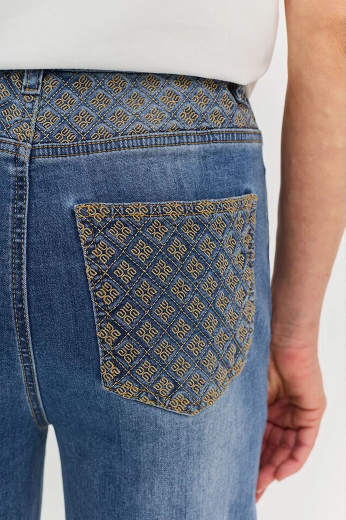 Джинсы с контрастной вышивкой на задних карманах и кокетке, 42р