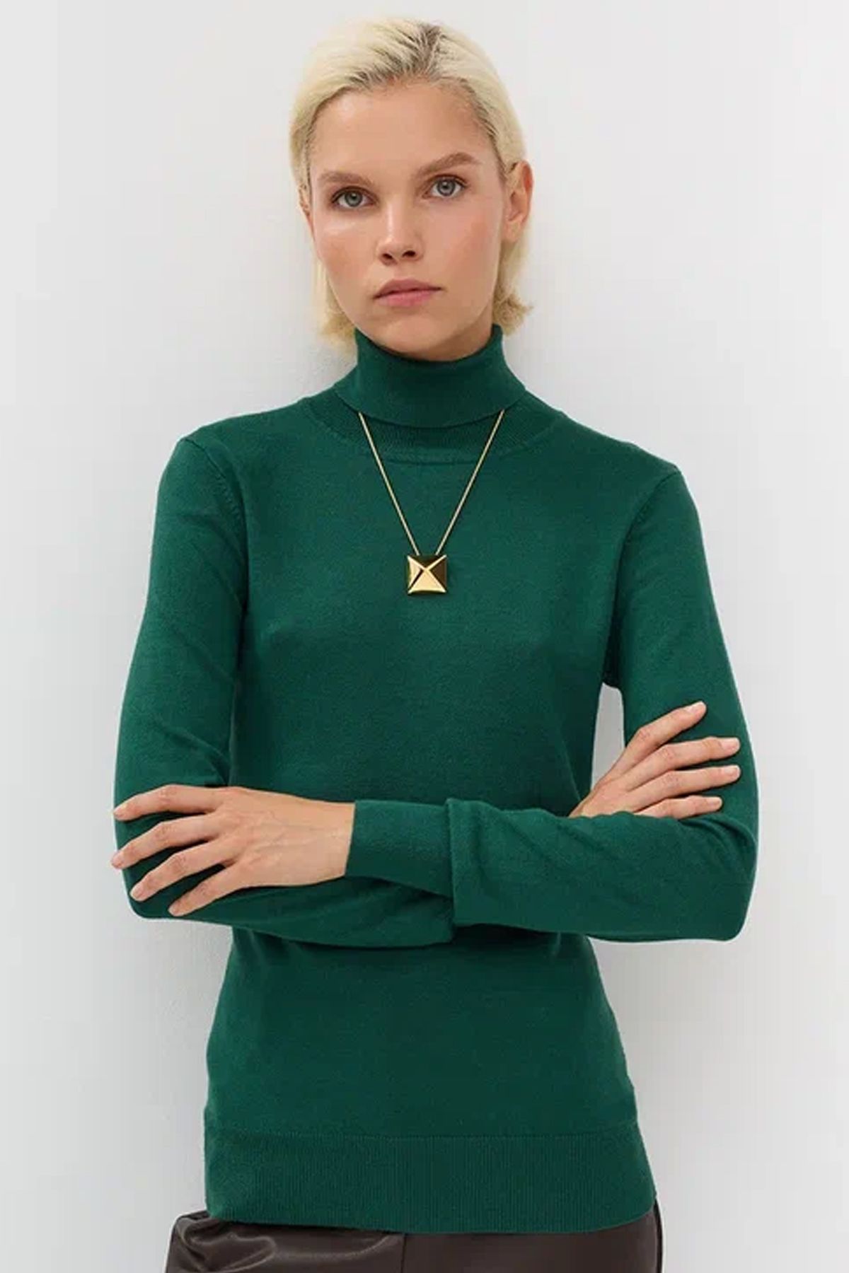 Базовый джемпер-водолазка изумрудного цвета полуприлегающего кроя, 52р