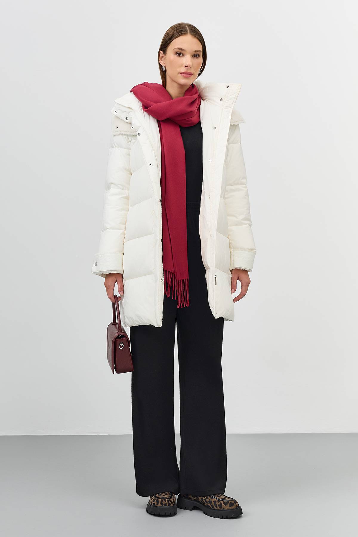 Лимитированная серия пальто с капюшоном из искусственной овчины с палантином, 46