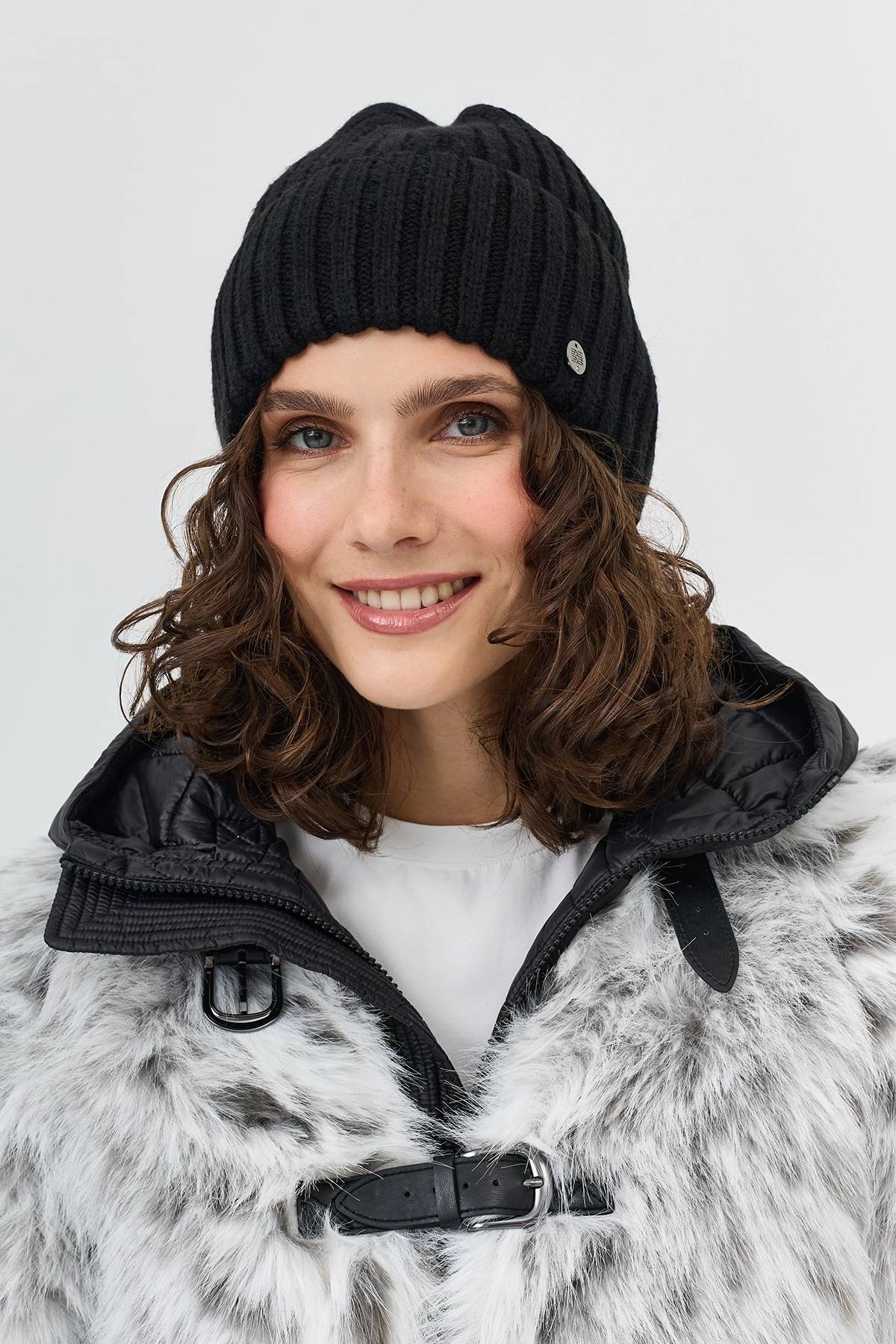 Черная объемная шапка в рубчик, One