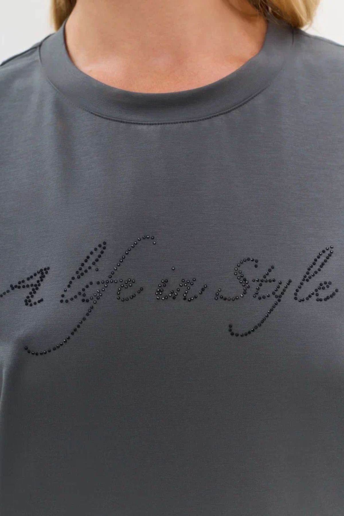 Футболка с аппликацией из страз и декором на спинке, 52р