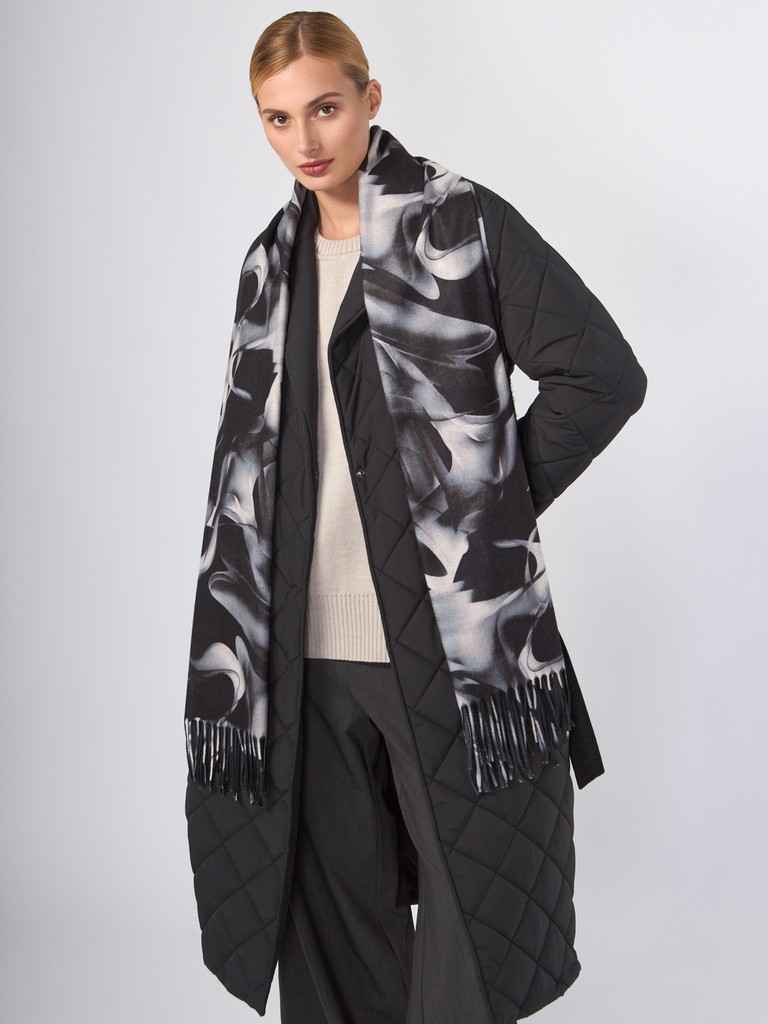 Палантин с абстрактным динамичным принтом в черном цвете, One
