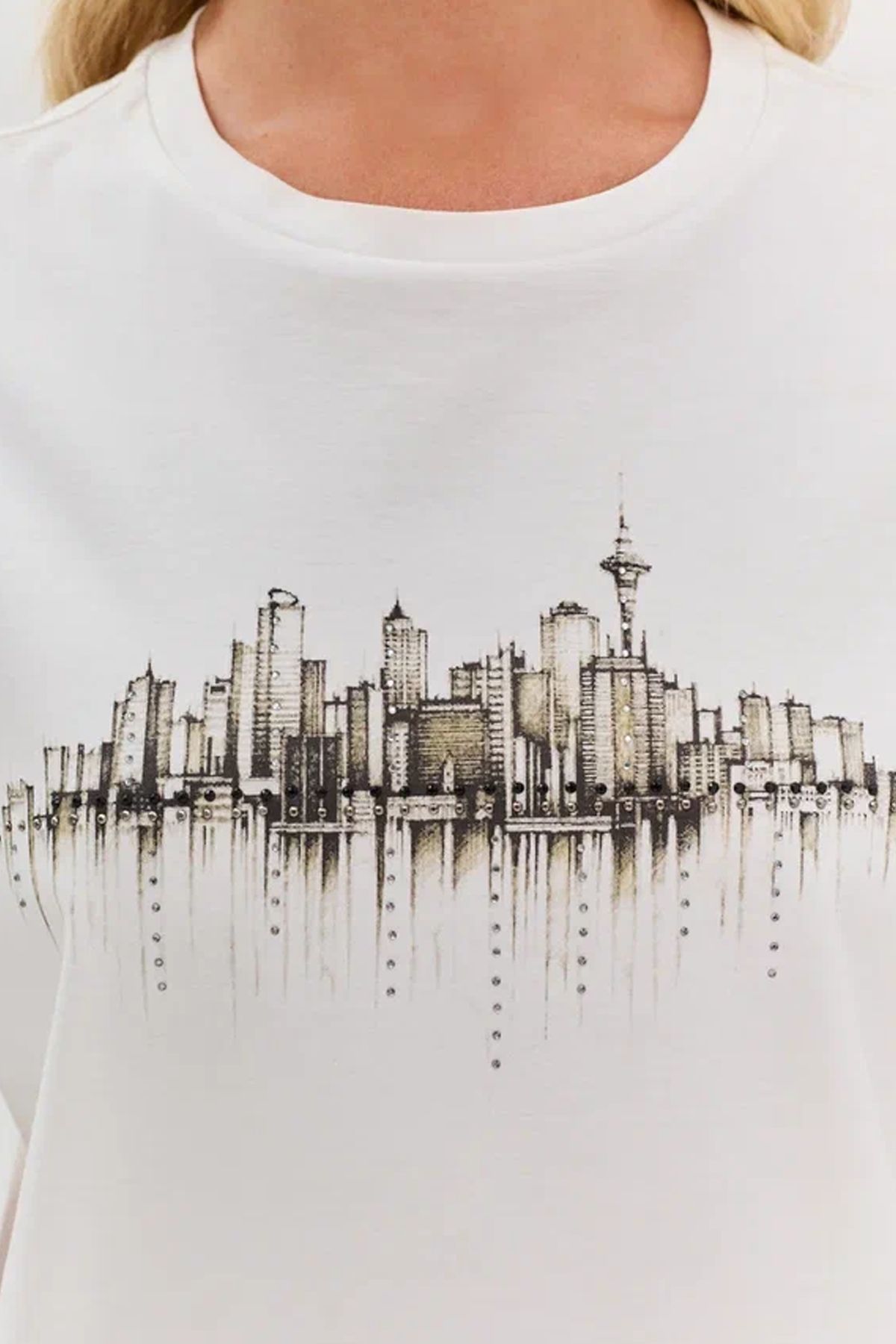 Футболка с принтом и стразами на полочке, 42р