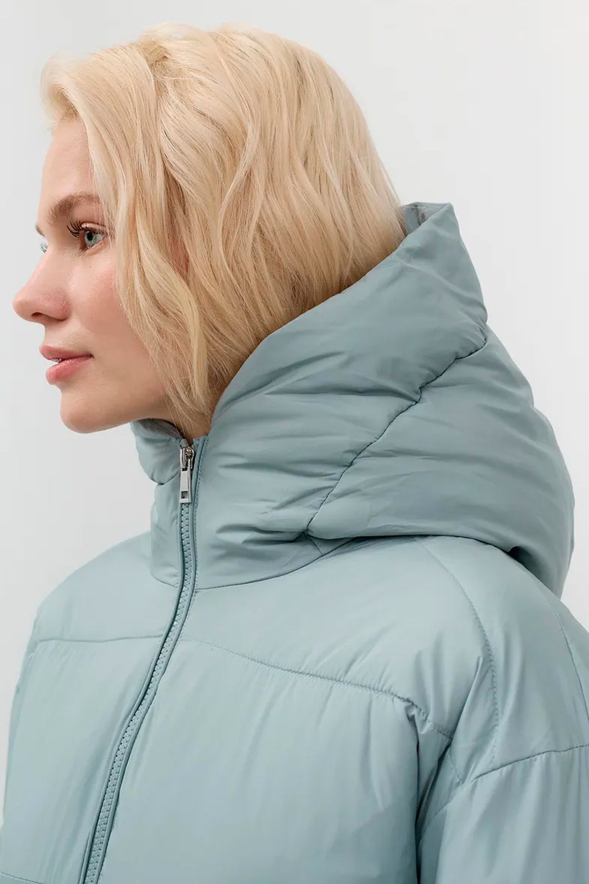 Удлиненная куртка с объемным капюшоном в сером цвете, 48р