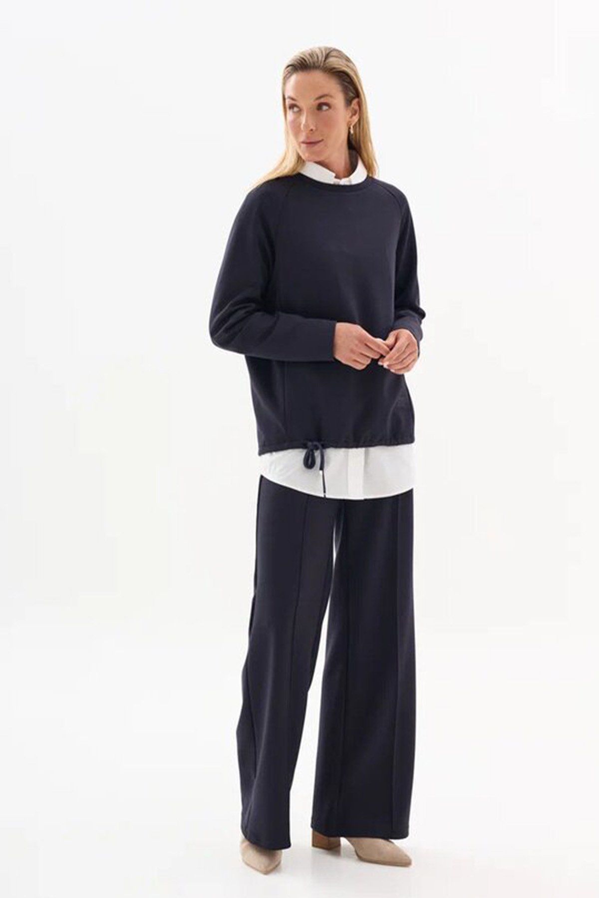 Джемпер с минималистичной вышивкой в синем цвете, 42р