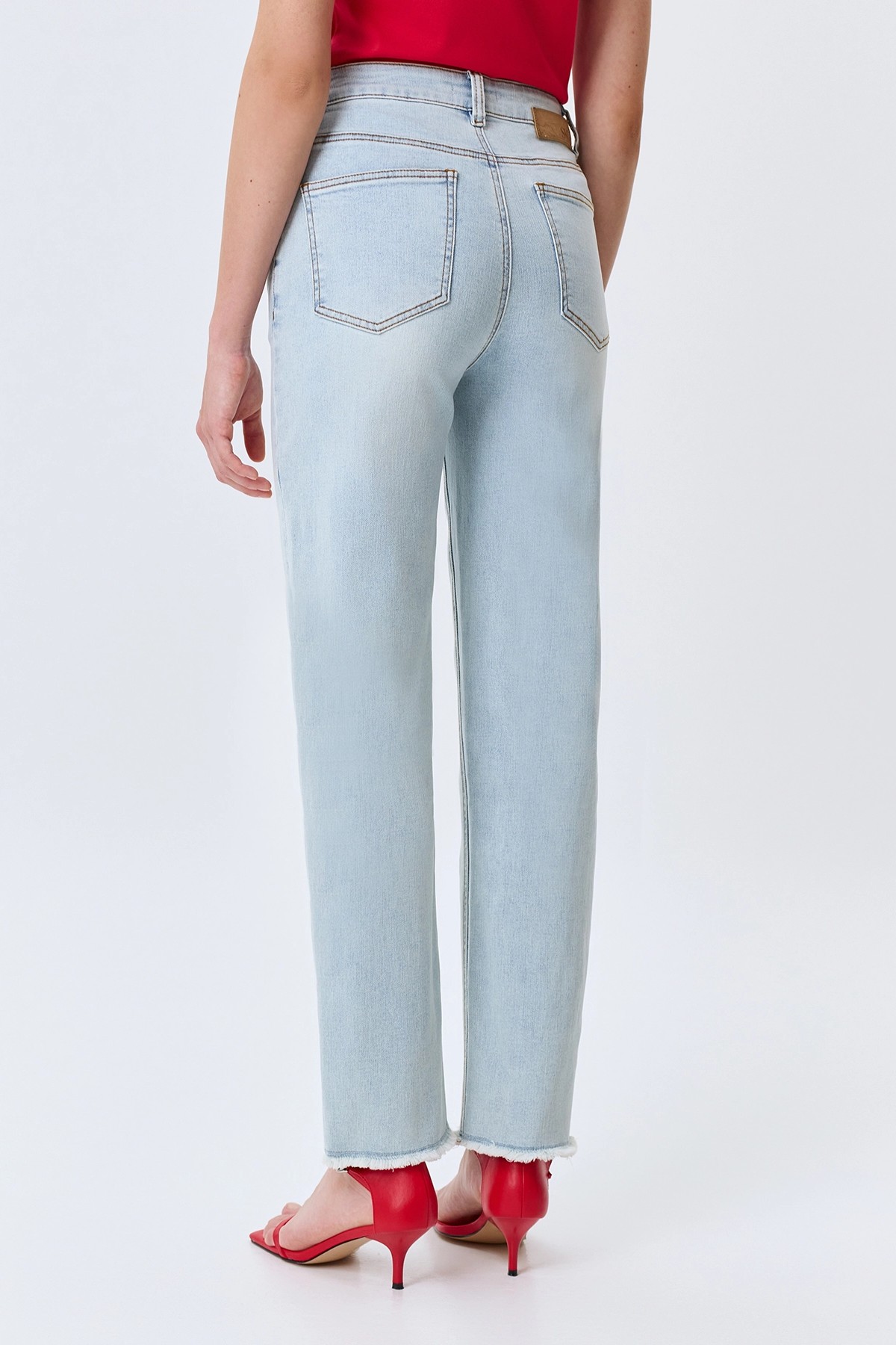 Светлые зауженные джинсы, 52