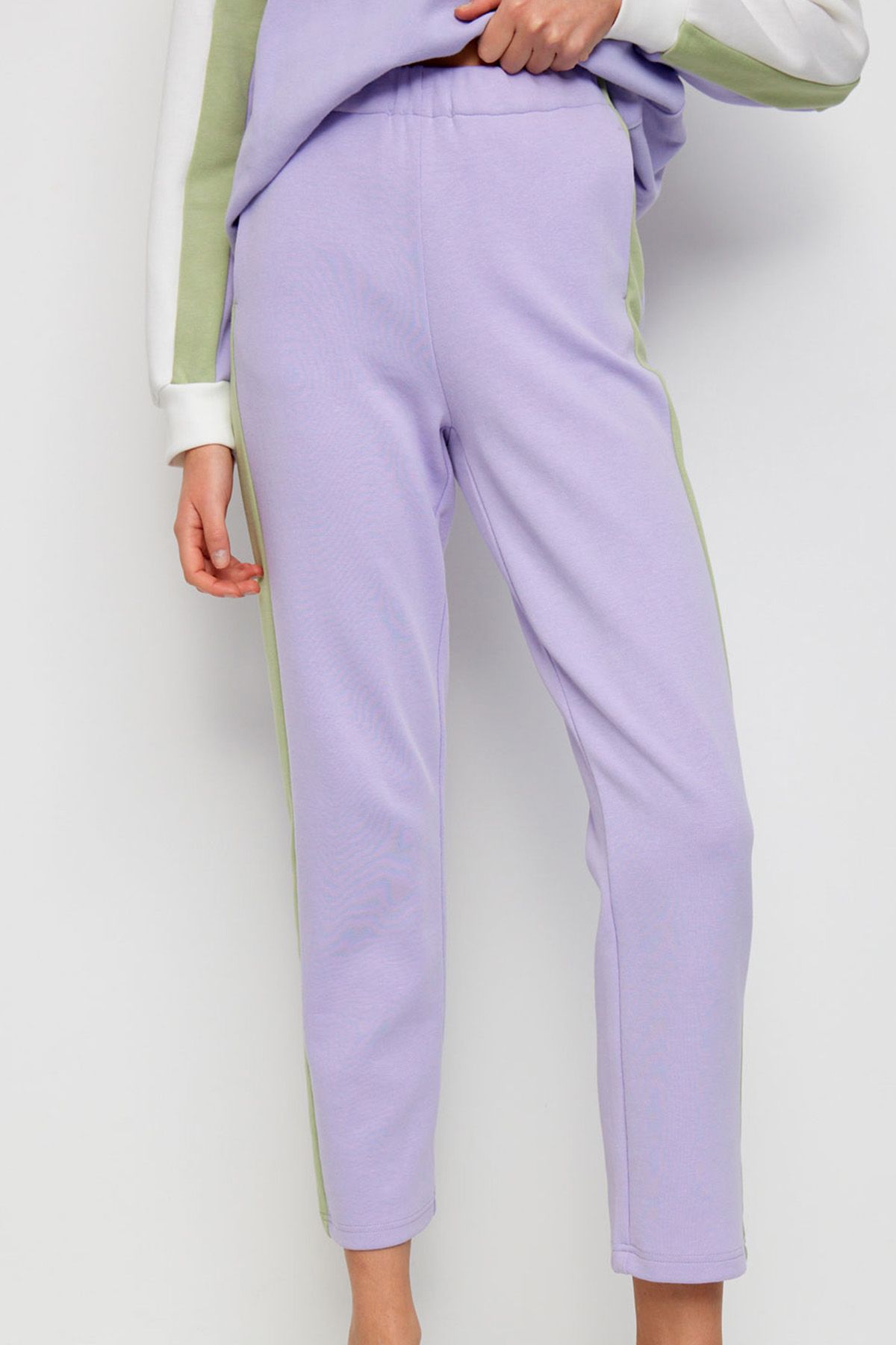 Сиреневые брюки с лампасами, 42р