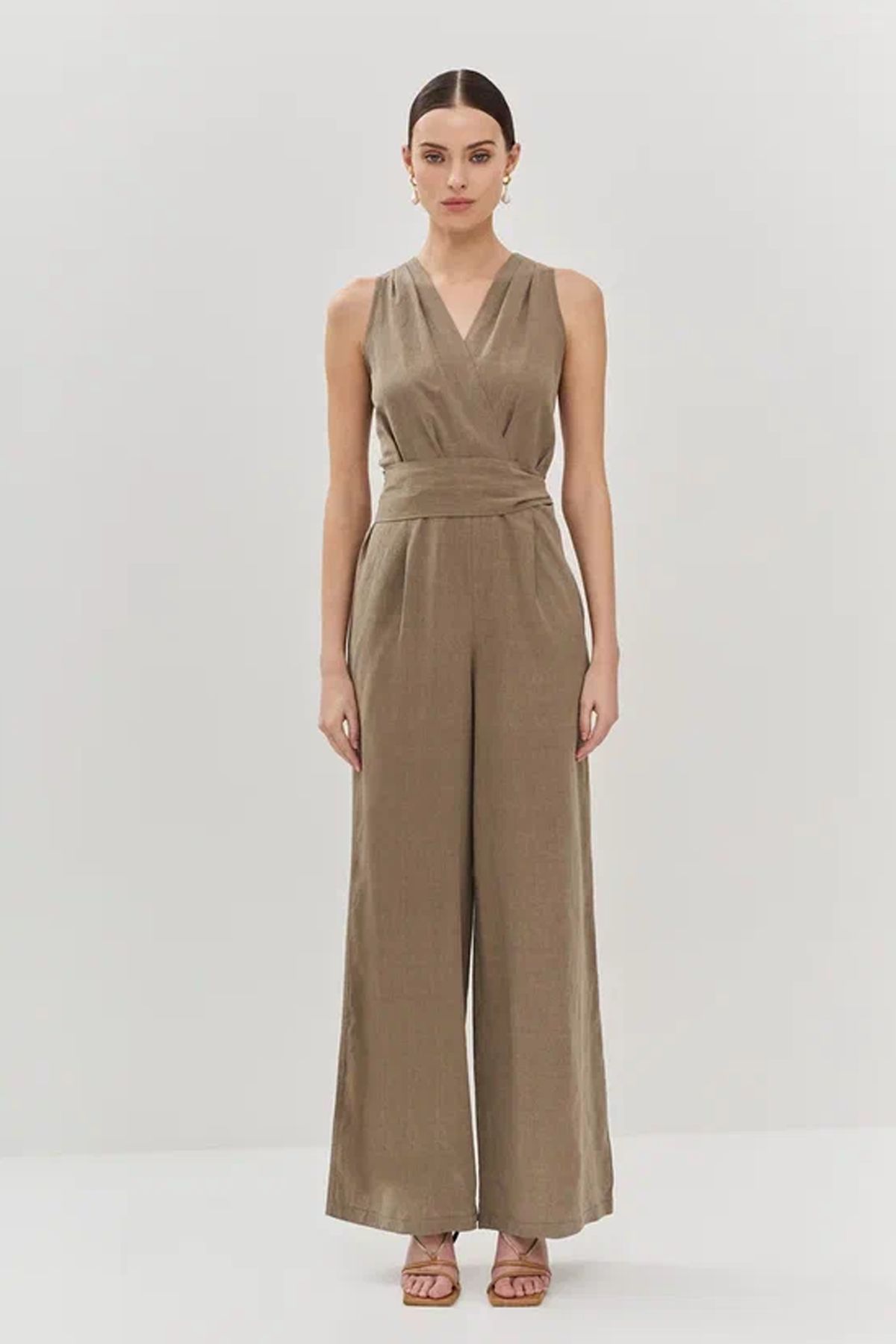 Комбинезон коричневого цвета с широкими штанинами, 50р