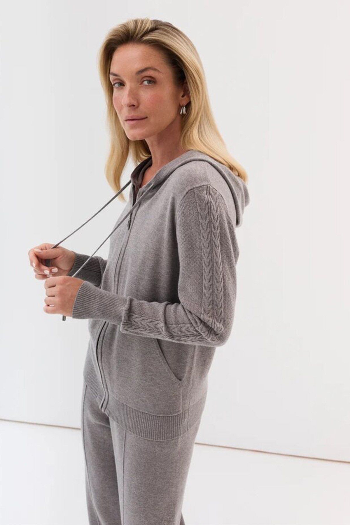 Вязаный жакет с капюшоном, 48р