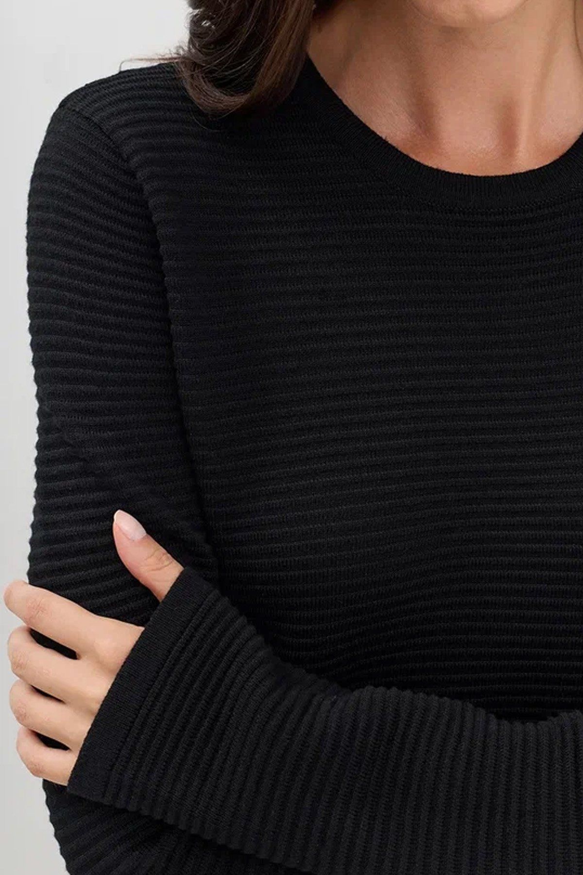 Трикотажное платье с фактурным рельефом, 48р