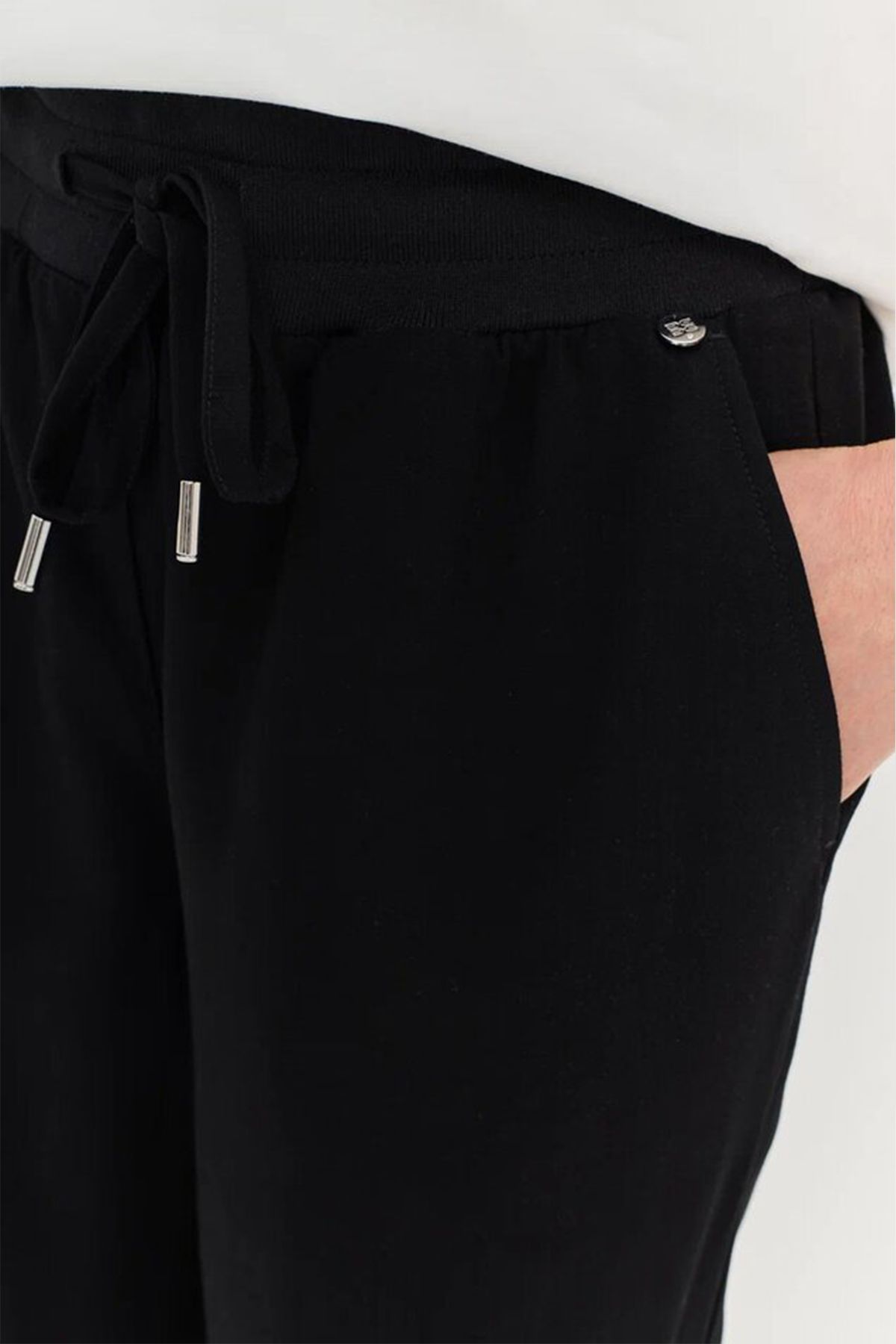 Брюки чёрного цвета с резинкой на талии и карманами, 54р