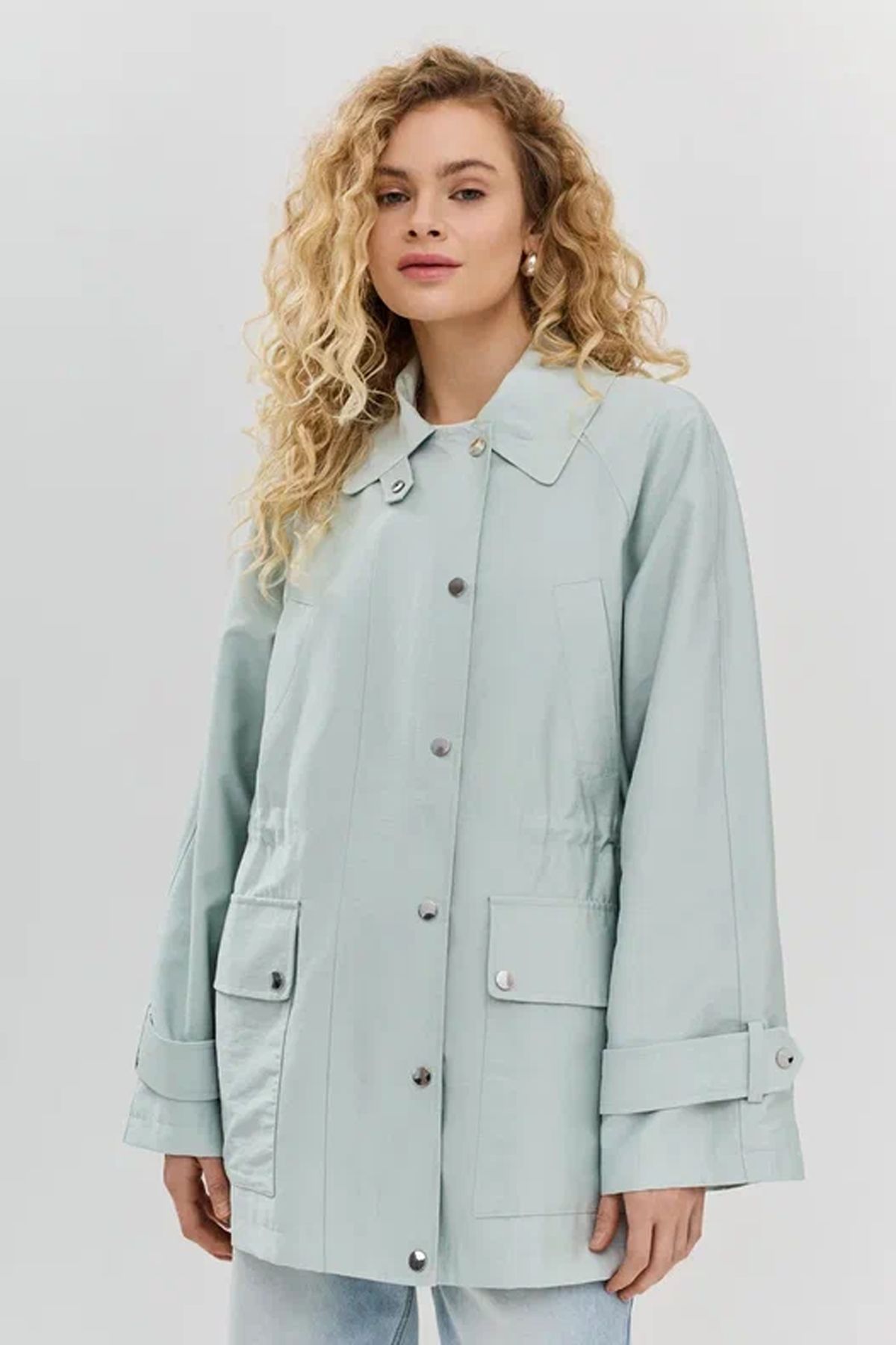 Ветровка свободного силуэта с контрастными пуговицами в ментоловм цвете, 46р