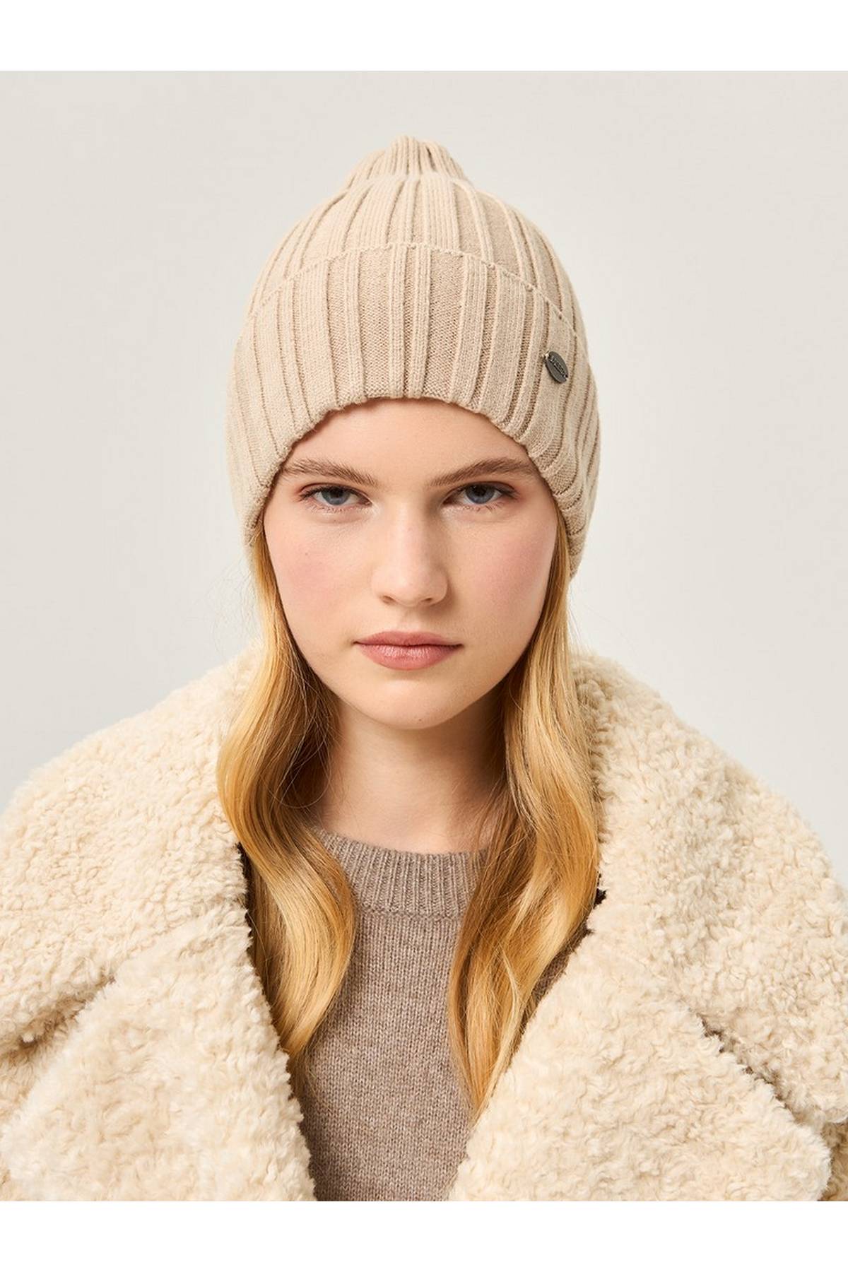 Шапка бежевая, One