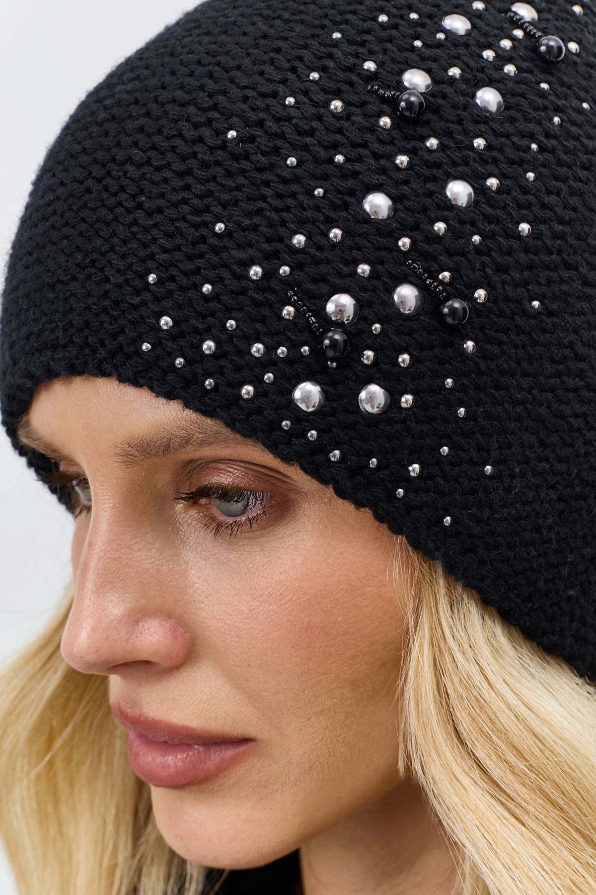 Черная шапка с декором из мерцающих страз и жемчужин, One