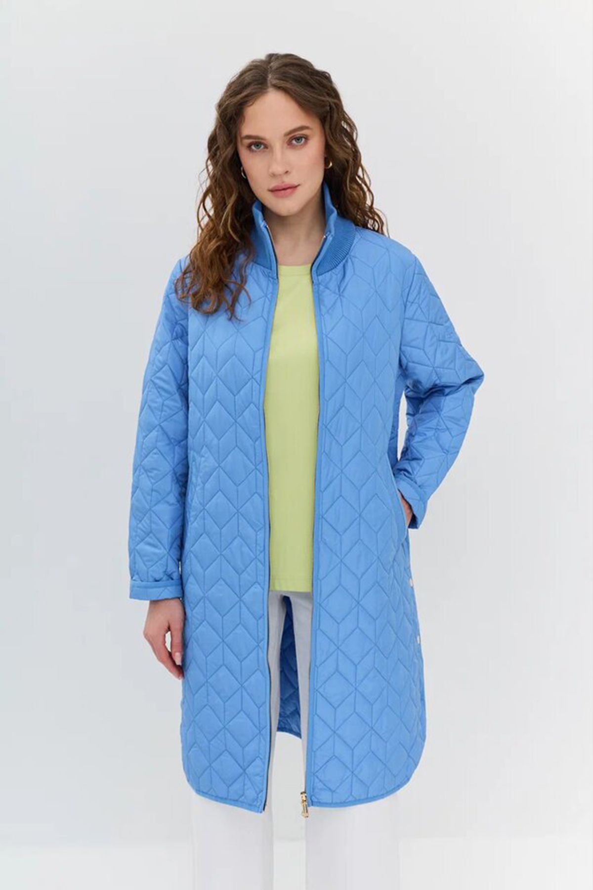 Яркое пальто с фигурной стежкой и удлиненной спинкой, 42р