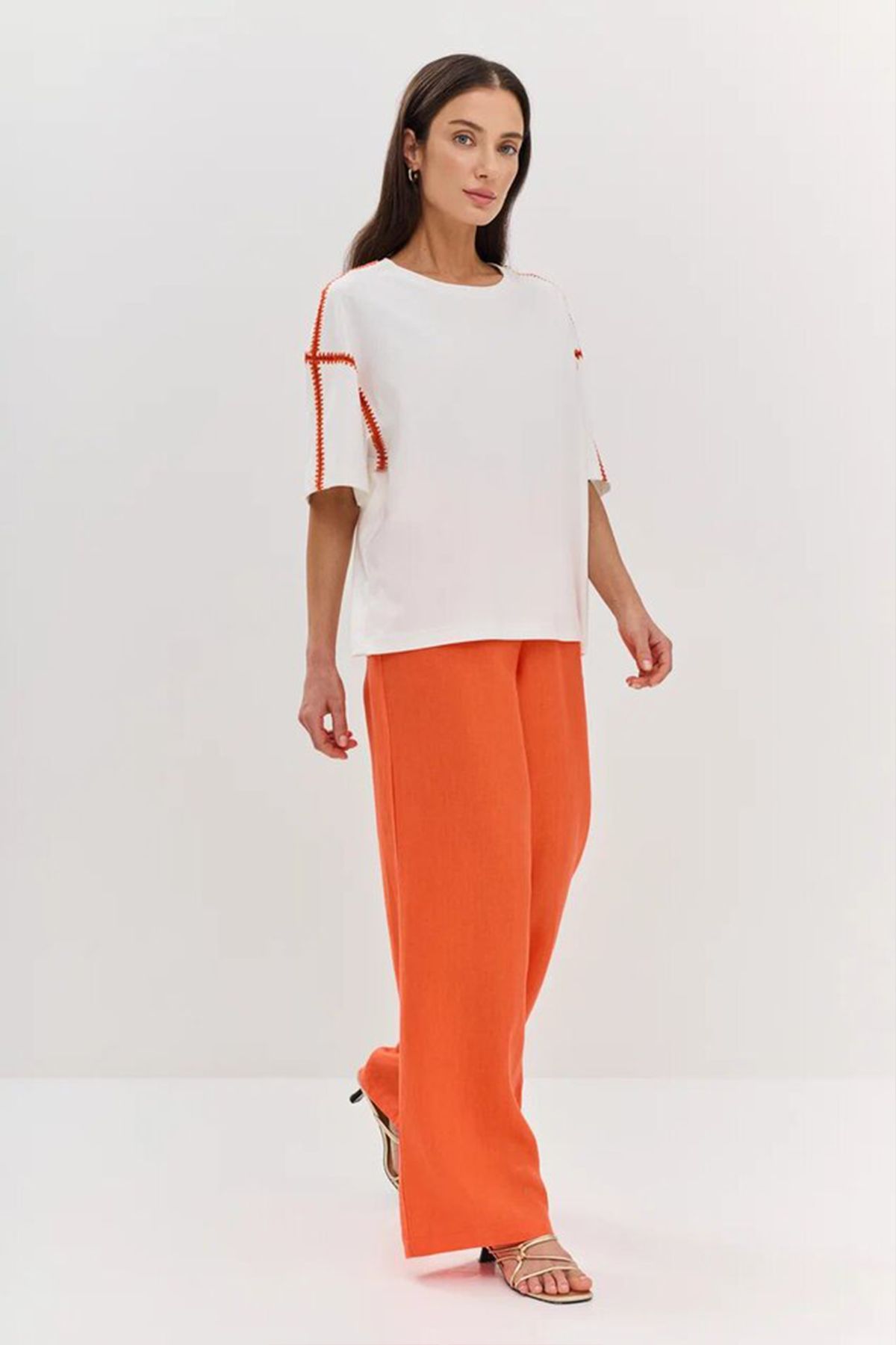 Футболка с яркой вышивкой на рукавах, 44р