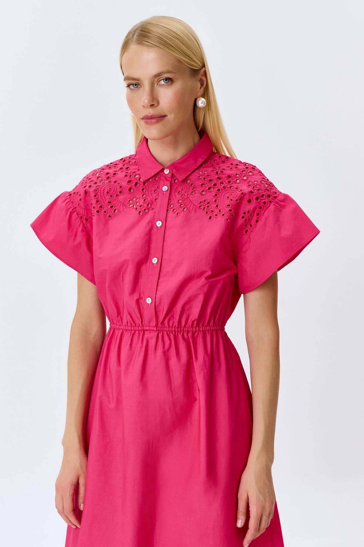 Яркое платье с вышивкой ришелье, 44