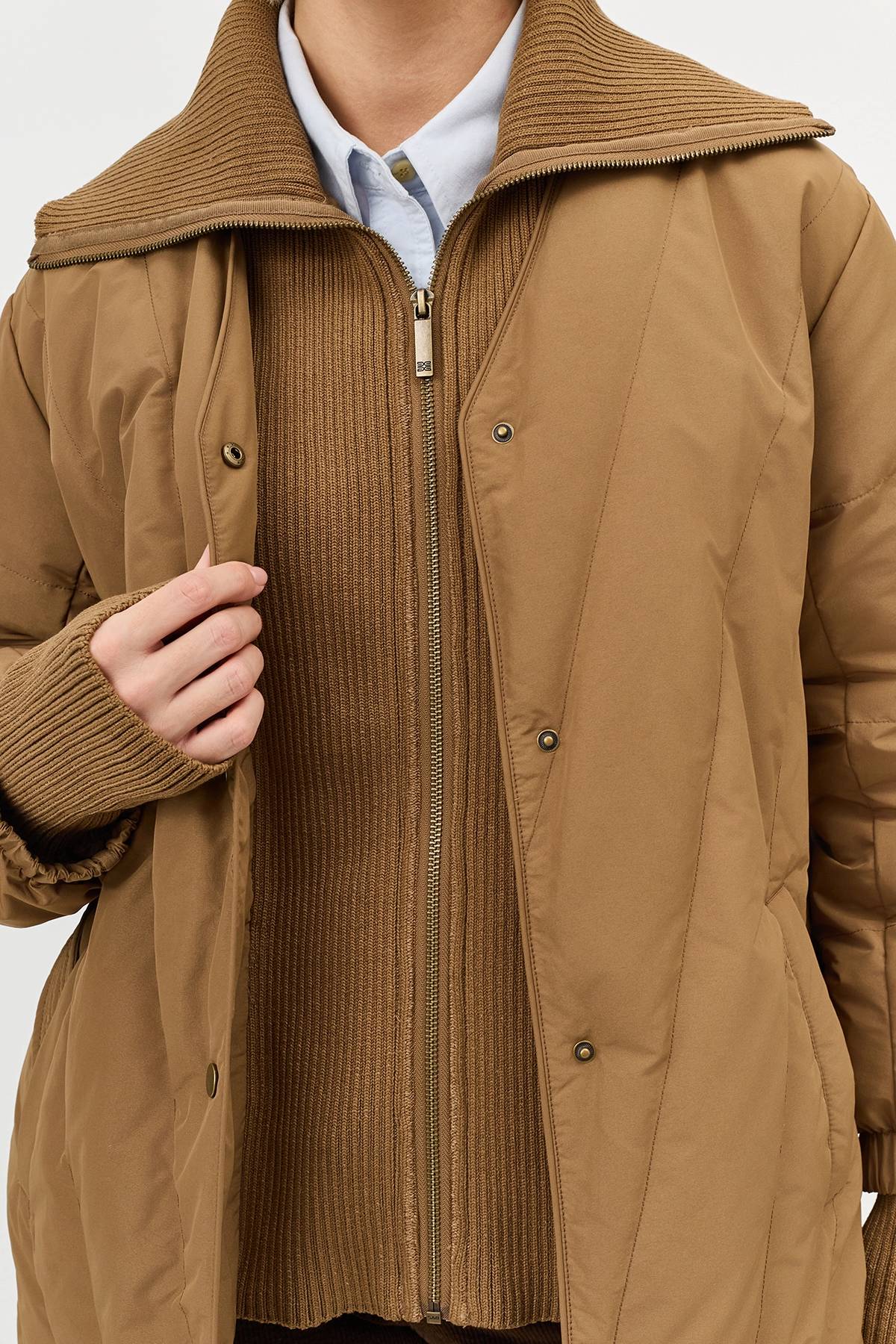 Лимитированная серия объемная куртка в цвете кэмел с палантином, 46