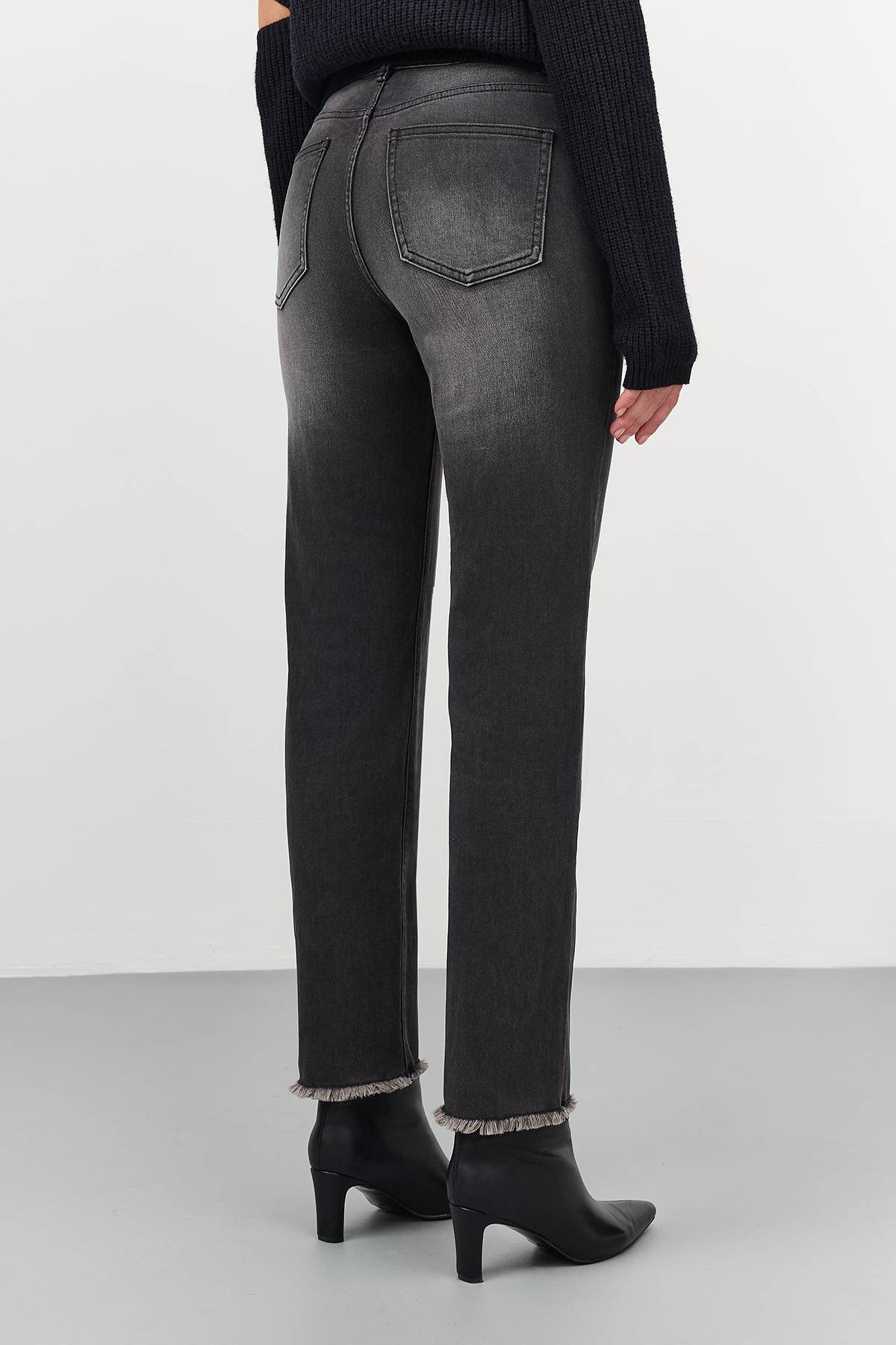 Зауженные джинсы с бахромой, 40