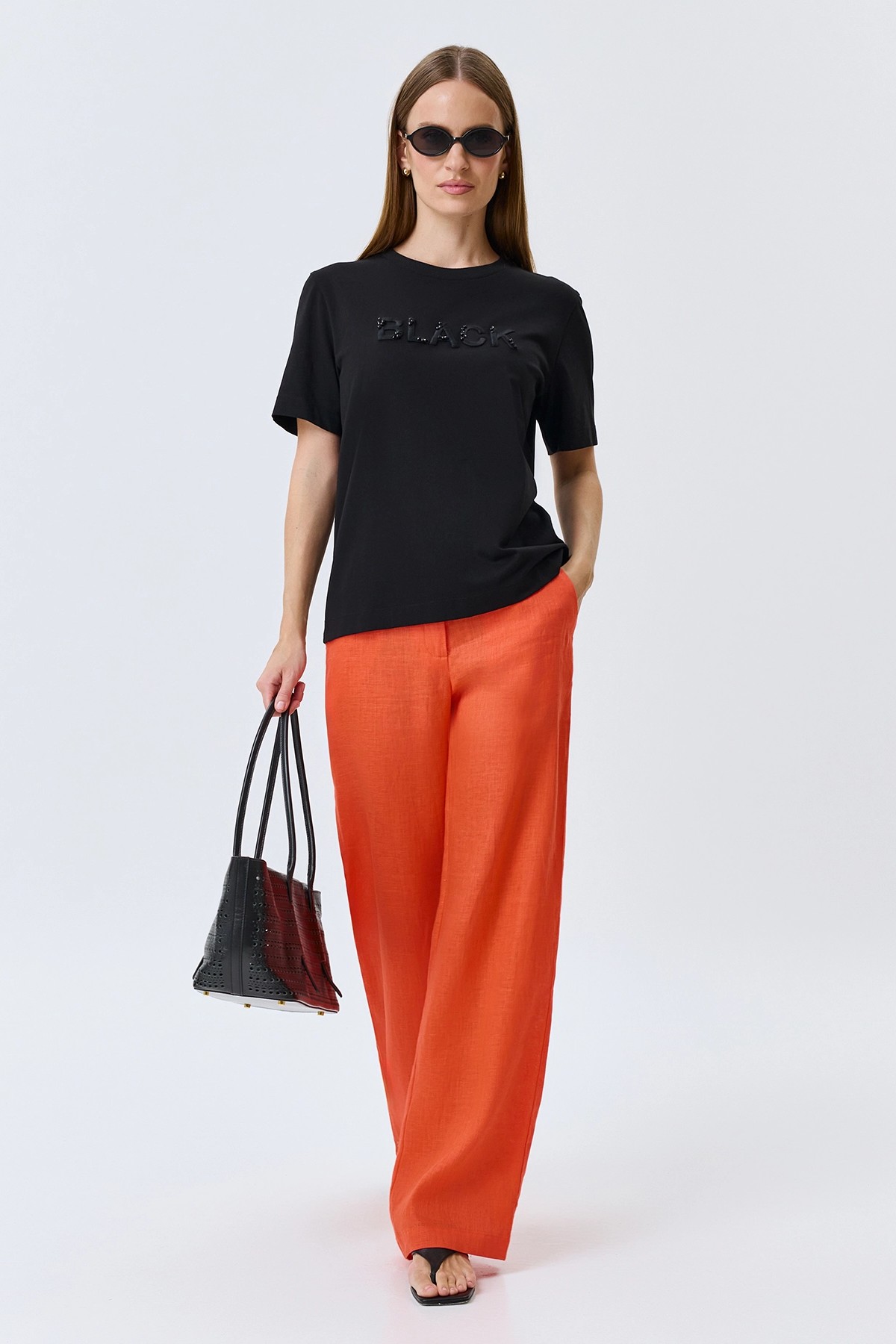 Футболка с объемной вышивкой и стразами, 46