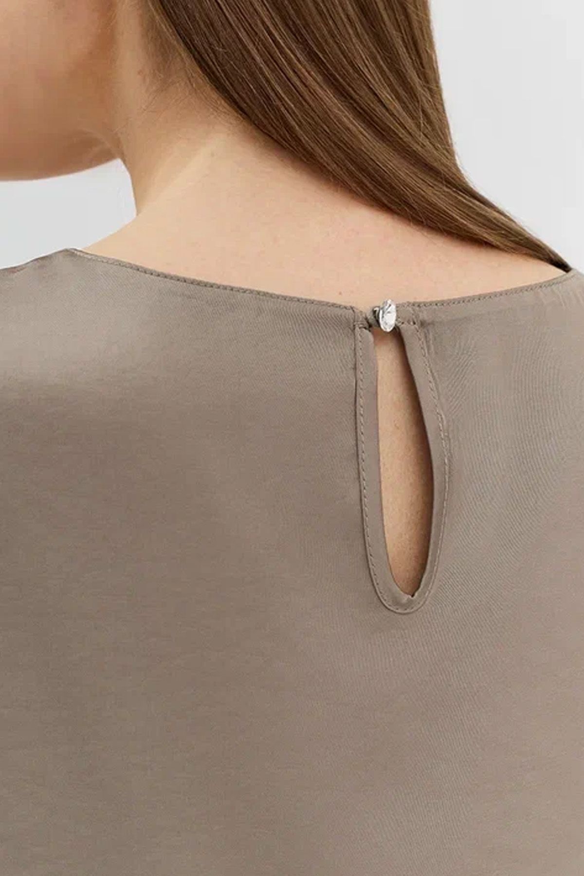 Элегантный топ из поливискозы свободного силуэта в цвете какао, 42р