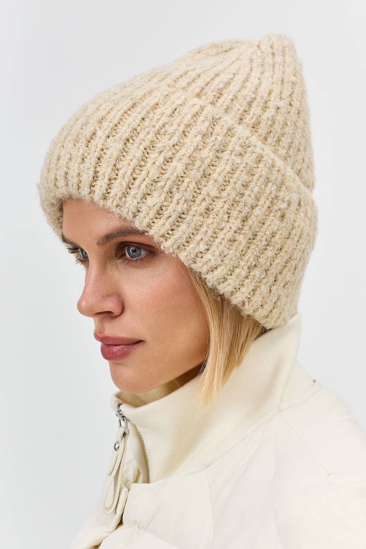 Светлая шапка бини в рубчик с ангорой, One