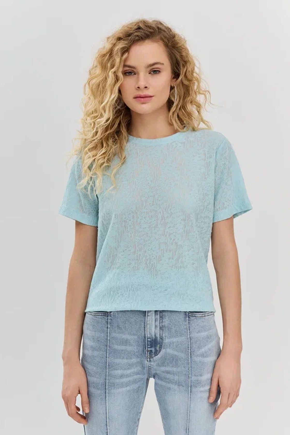 Однотоная футболка голубого цвета из фактурной ткани, 42р