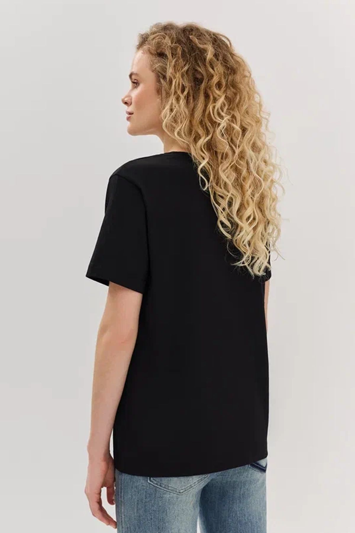 Чёрная футболка с объёмной вышивкой шнурком, 46р