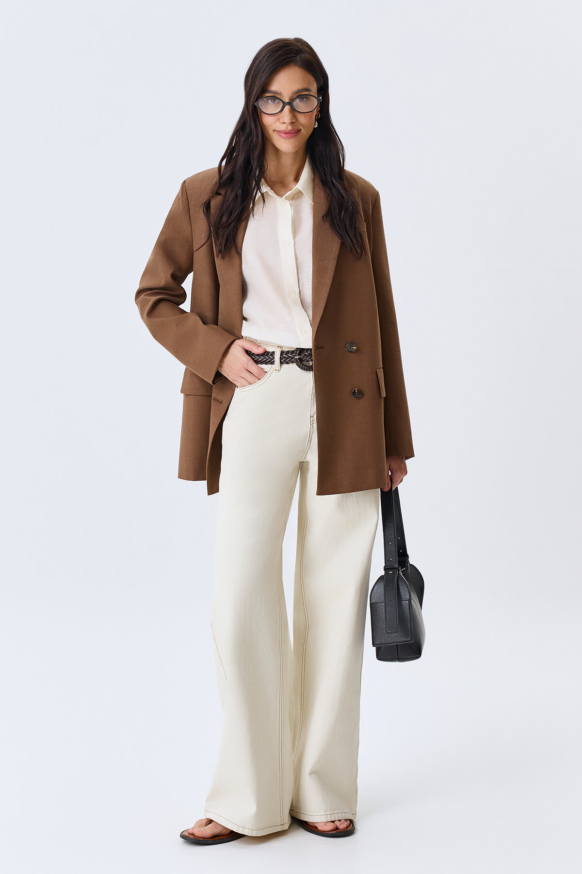 Светлые джинсы из фактурного денима, 52