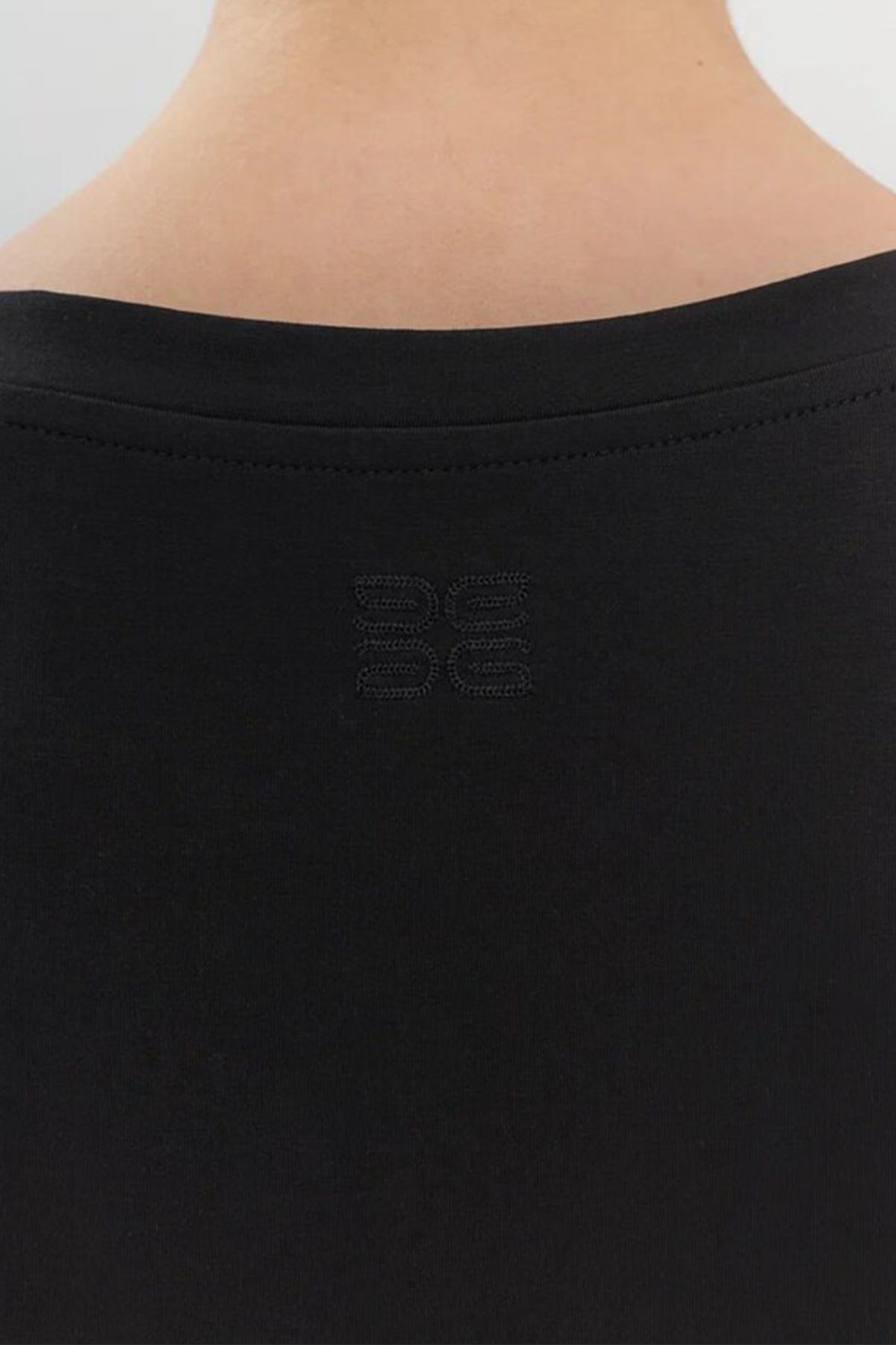 Стильная футболка с круглым вырезом на горловине, 54р