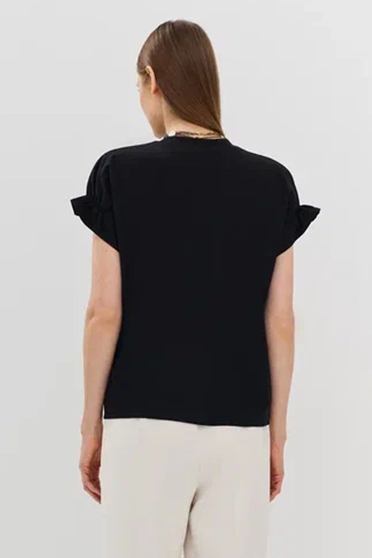 Романтичная футболка со сборкой по низу рукавов в черном цвете, 52р