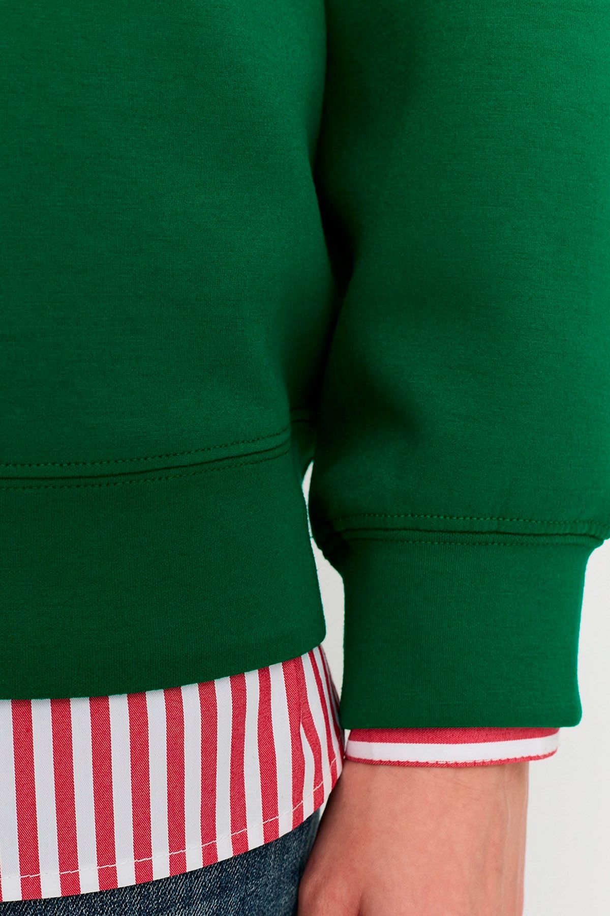 Джемпер-свитшот в зелёном цвете со спущенной линией плеча, 50р