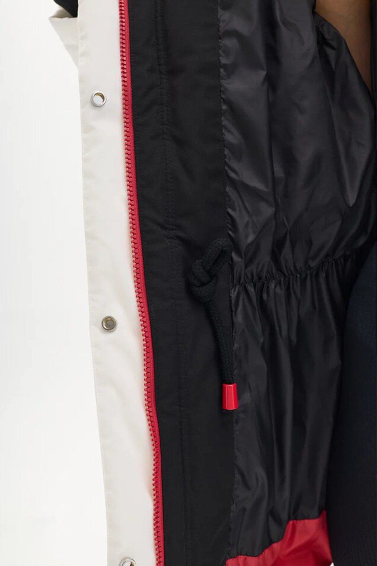 Куртка в спортивном стиле с контратной отделкой в белом цвете, 50р