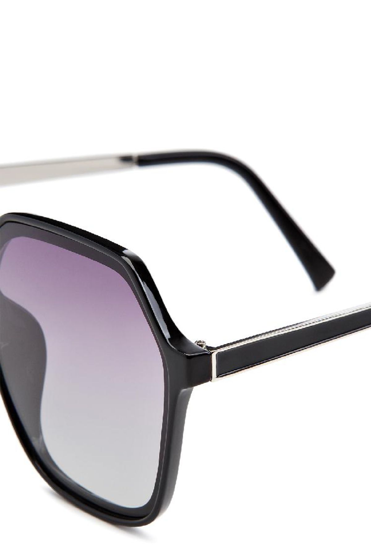 Солнцезащитные очки черного цвета с полимерными фиолетовыми линзами