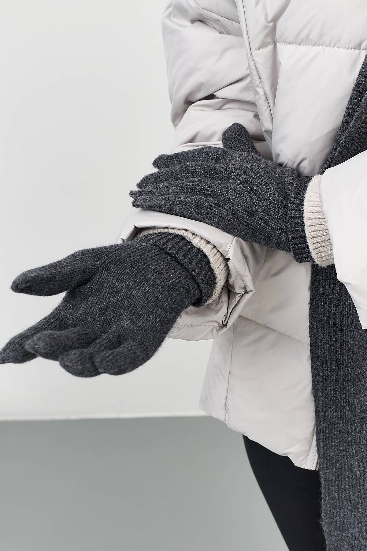 Серые вязаные перчатки с шерстью, One