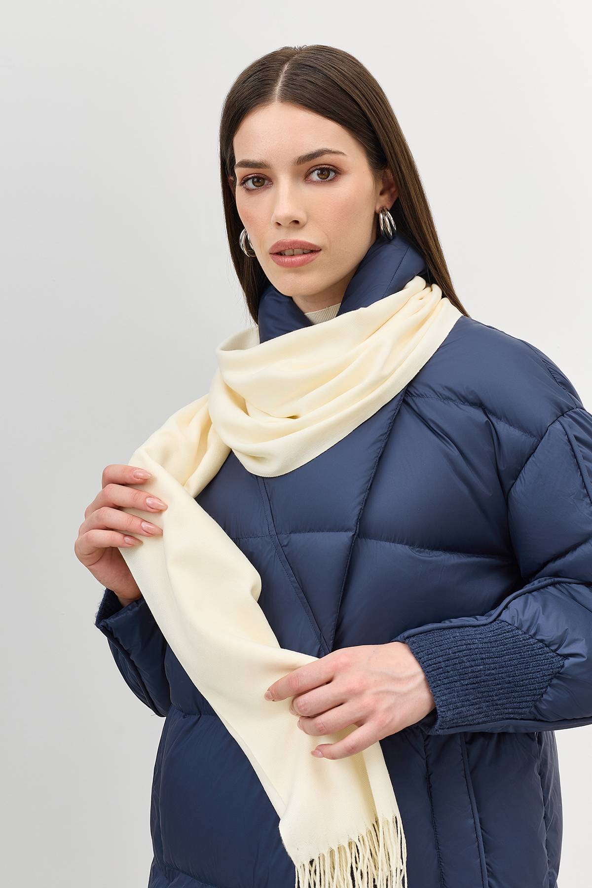 Лимитированная серия пуховик на запах с трикотажной манишкой и палантин, 42