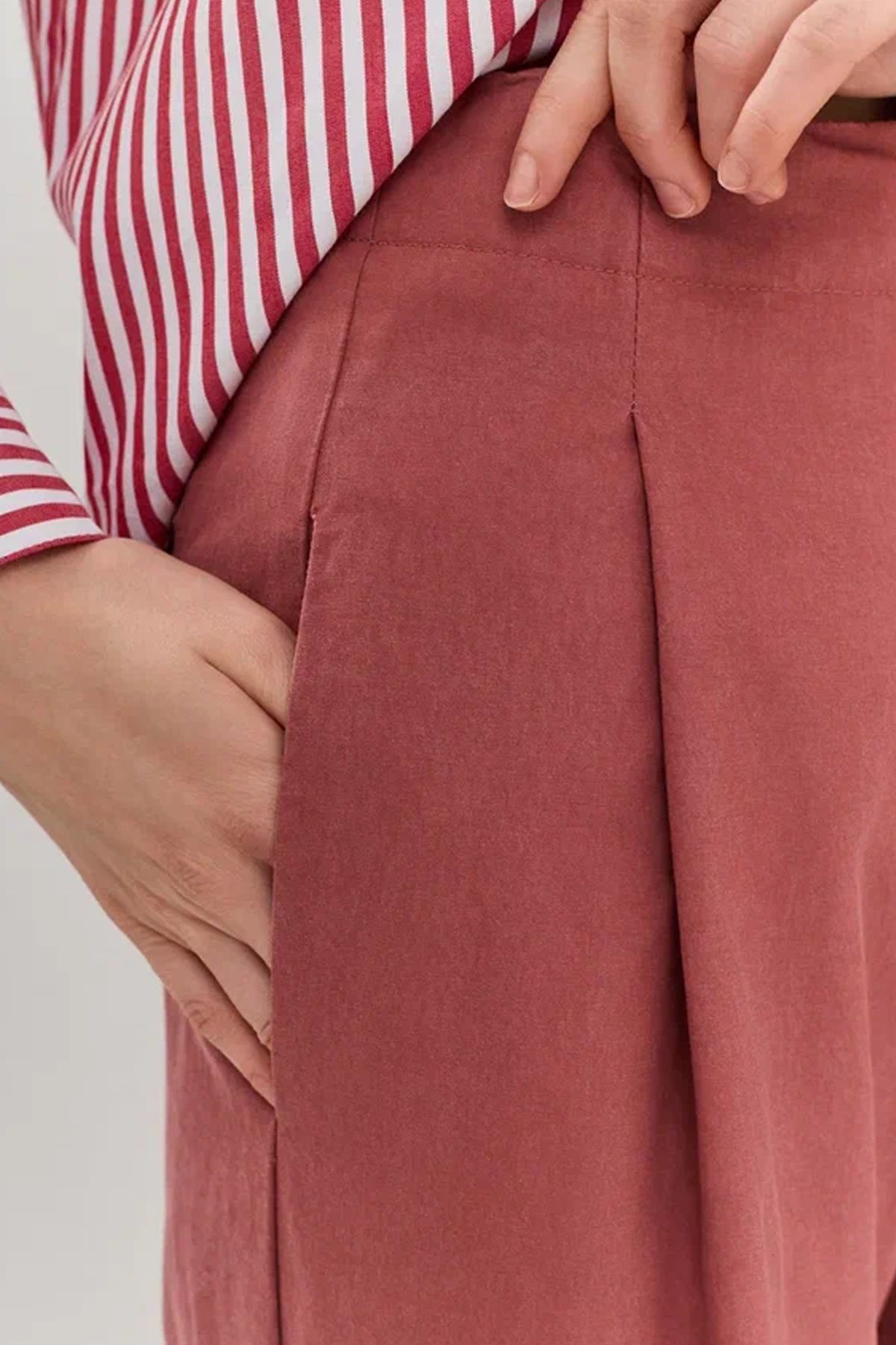 Бордовые брюки с защипами, 52р