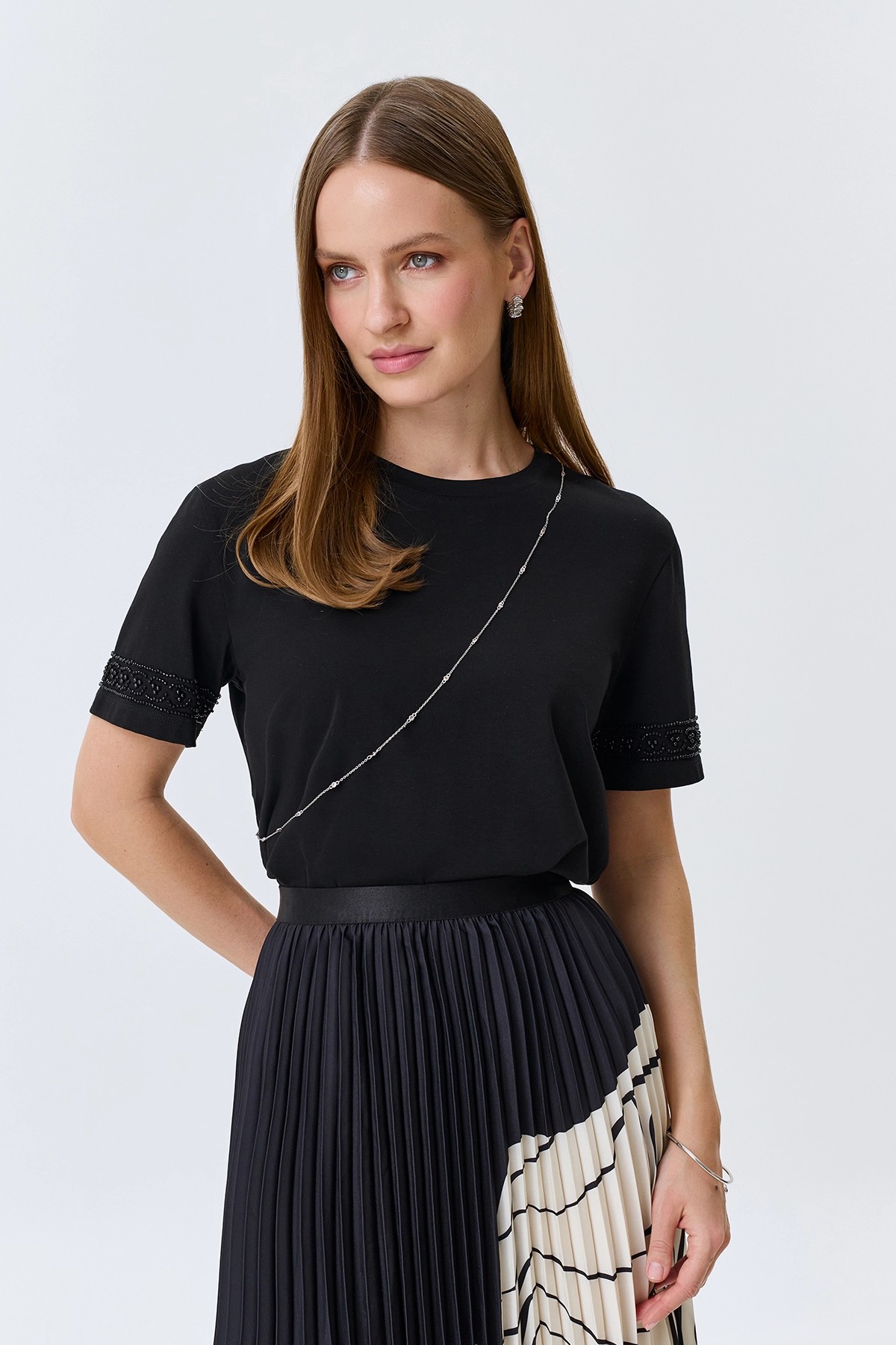 Футболка с декором на рукавах, 46