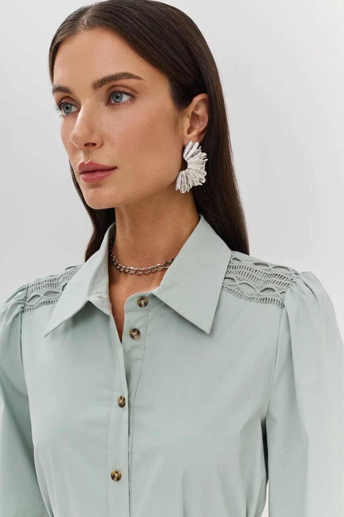 Платье-рубашка с кружевными вставками, 52р