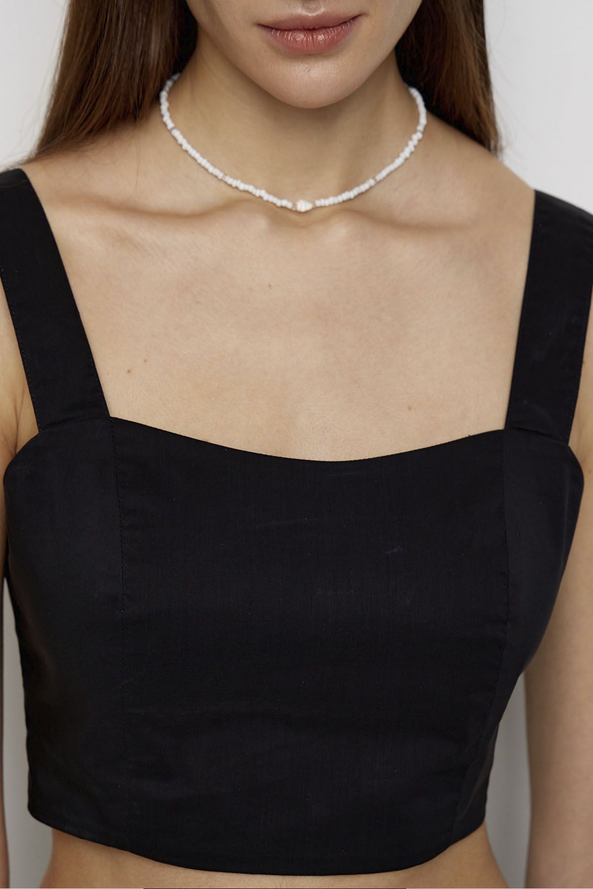 Укороченный топ в чёрном цвете на бретелях, 48р