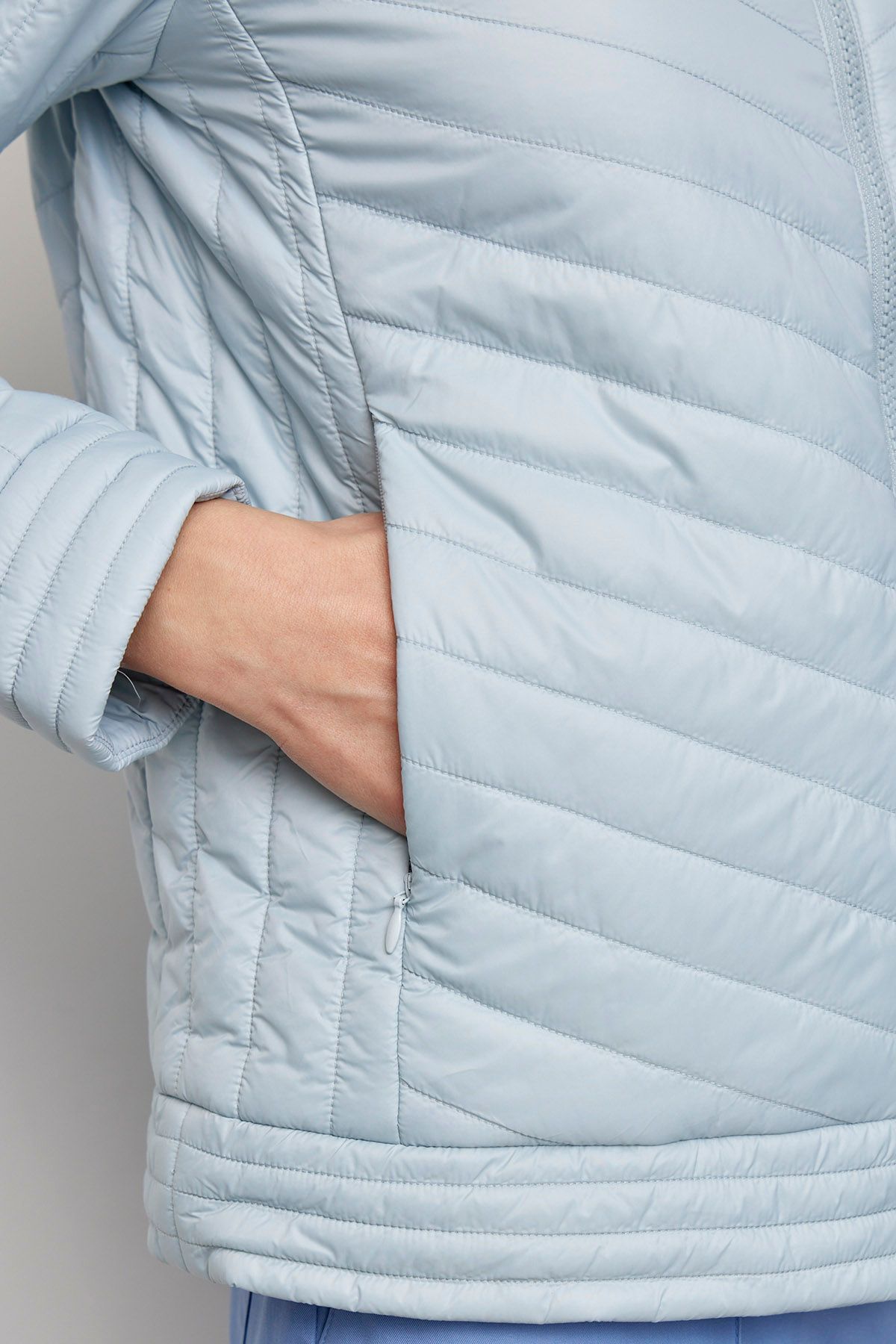 Куртка серо-голубого цвета с диагональной стёжкой, 42р