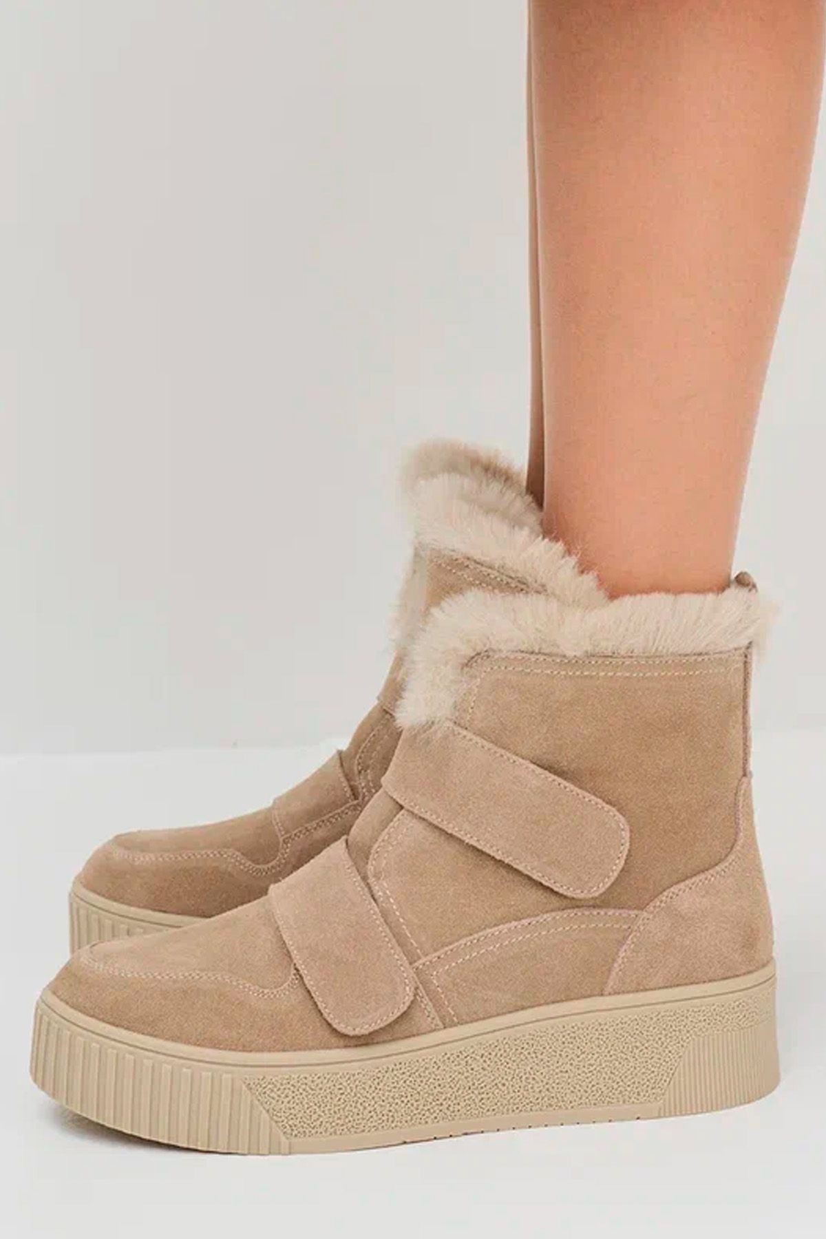 Утепленные ботинки с искусственным мехом и хлястиками, 37р