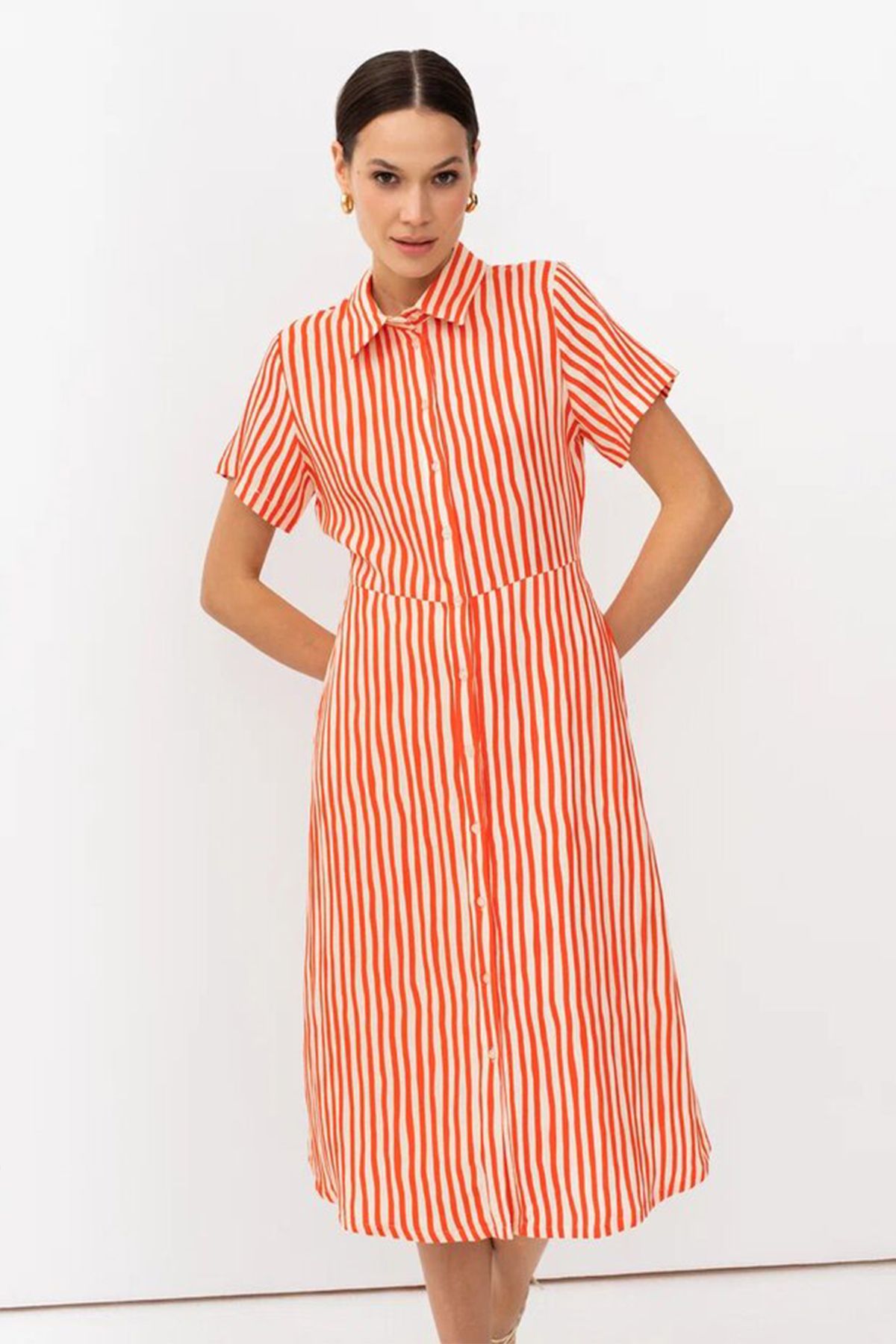 Платье-рубашка в яркую вертикальную полоску, 48р