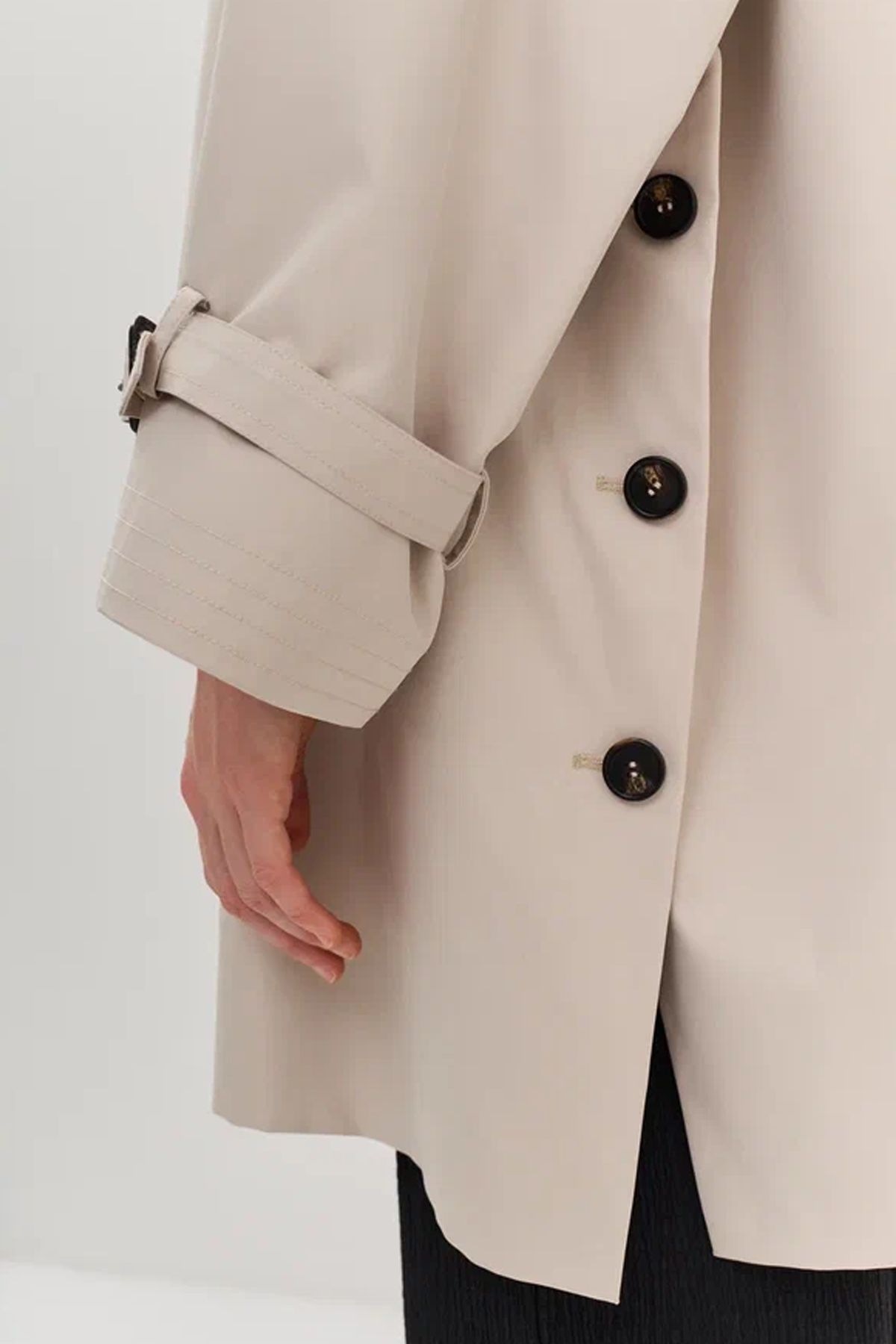 Укороченный тренч с контрастными пуговицами, 48р