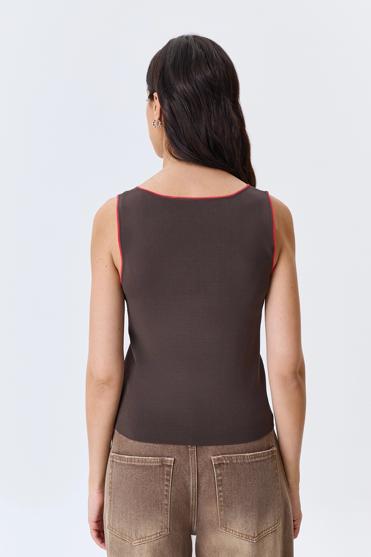 Топ из вискозы с контрастным кантом, 50