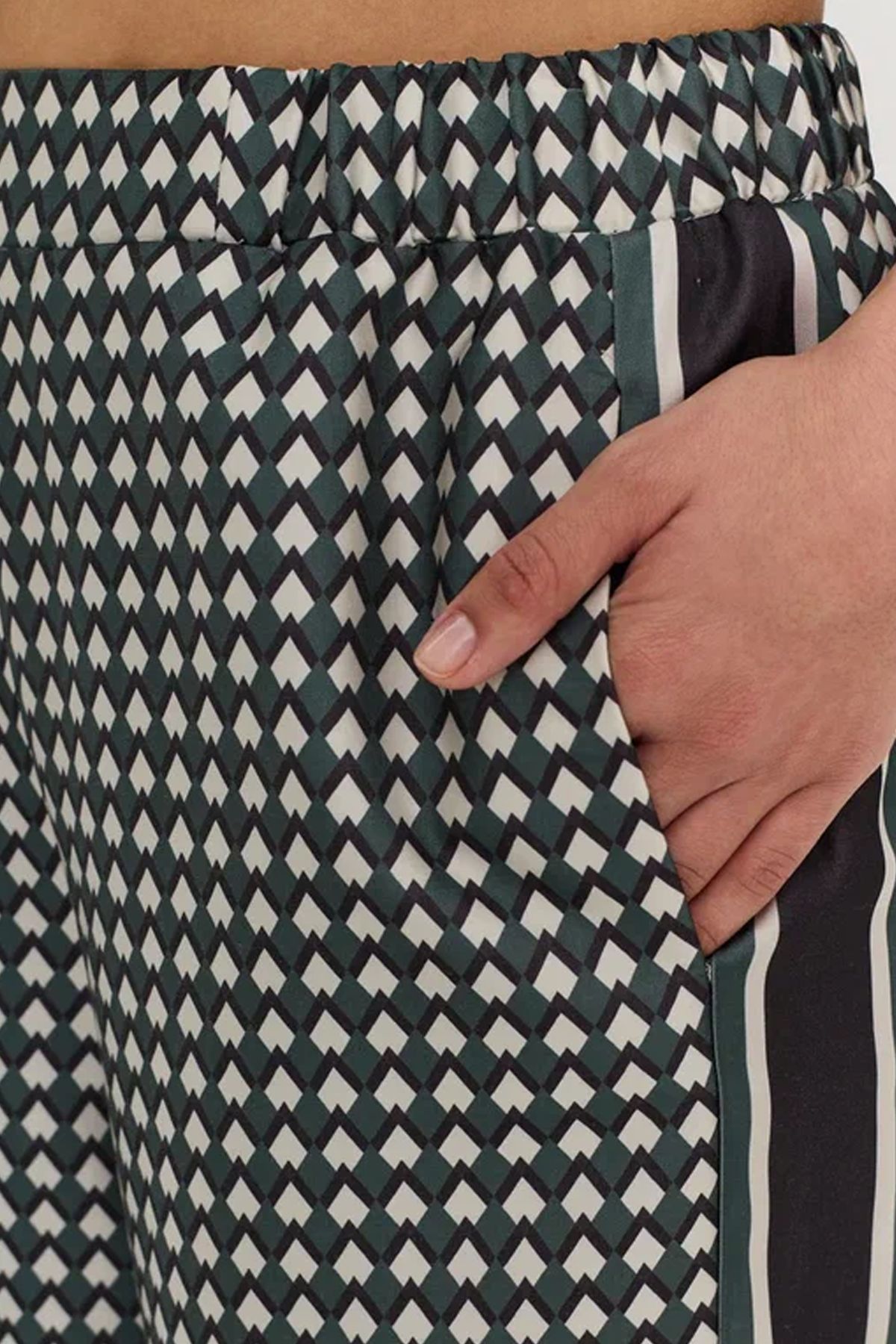 Брюки с геометрическим принтом и резинкой на талии, 52р