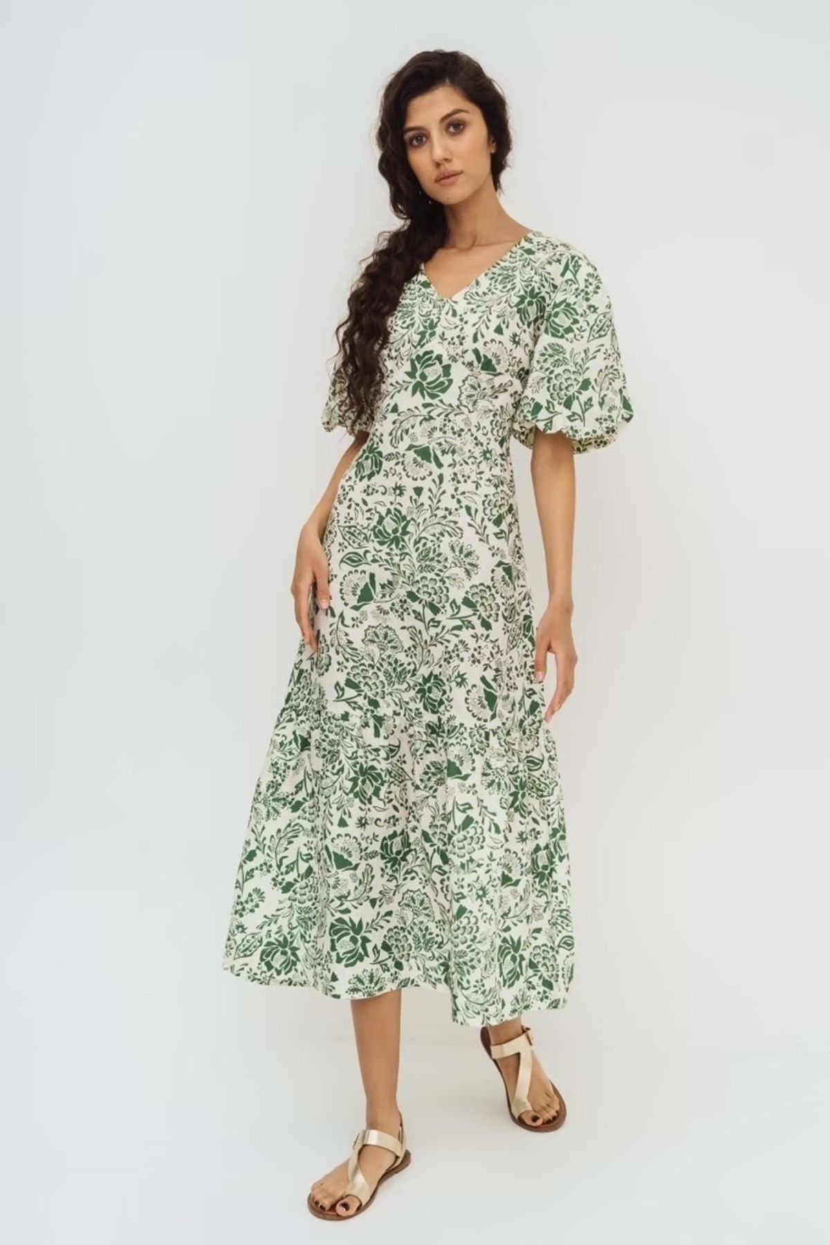 Платье с объёмными рукавами